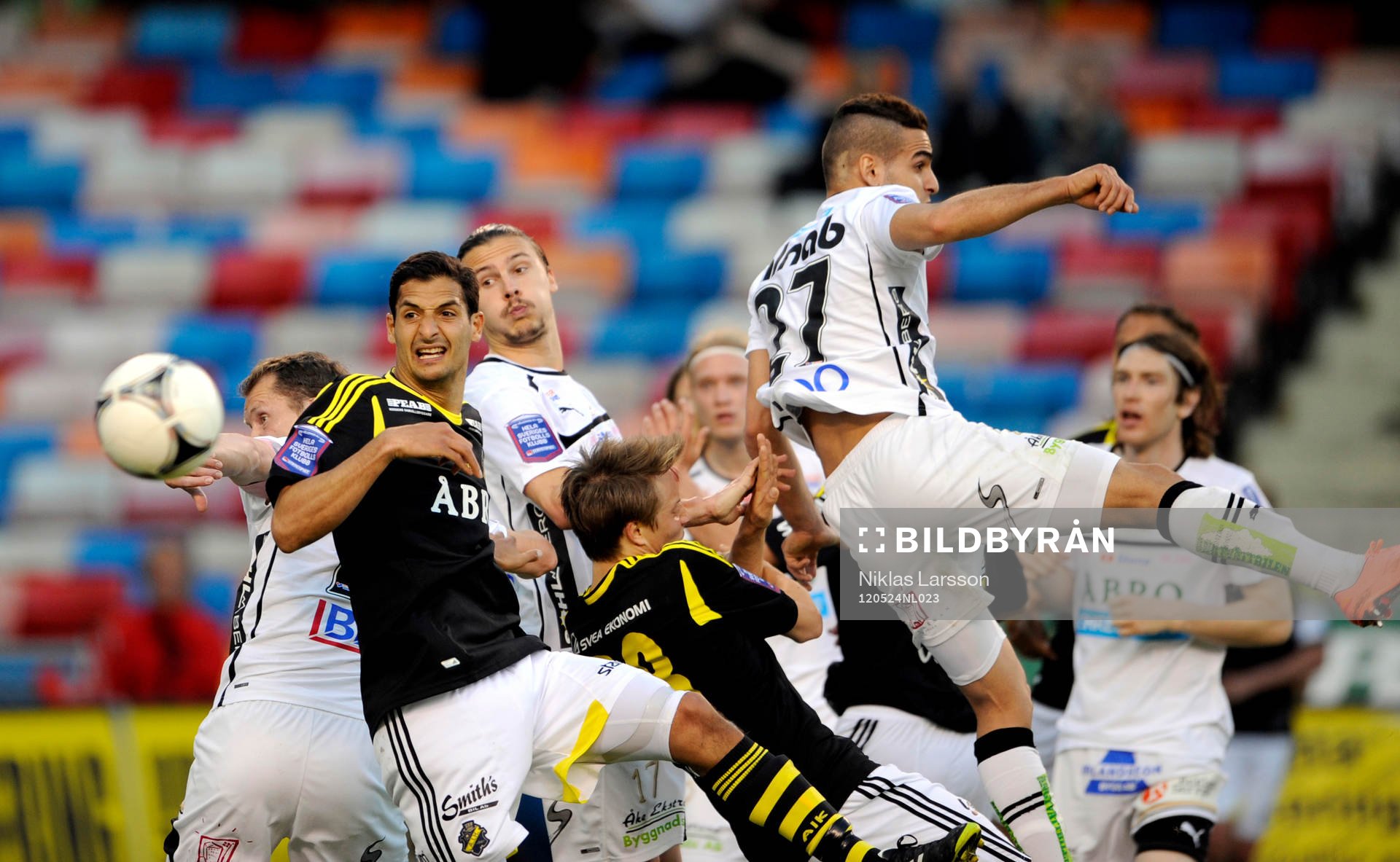 Celso Borges, AIK når högst i en luftduell
