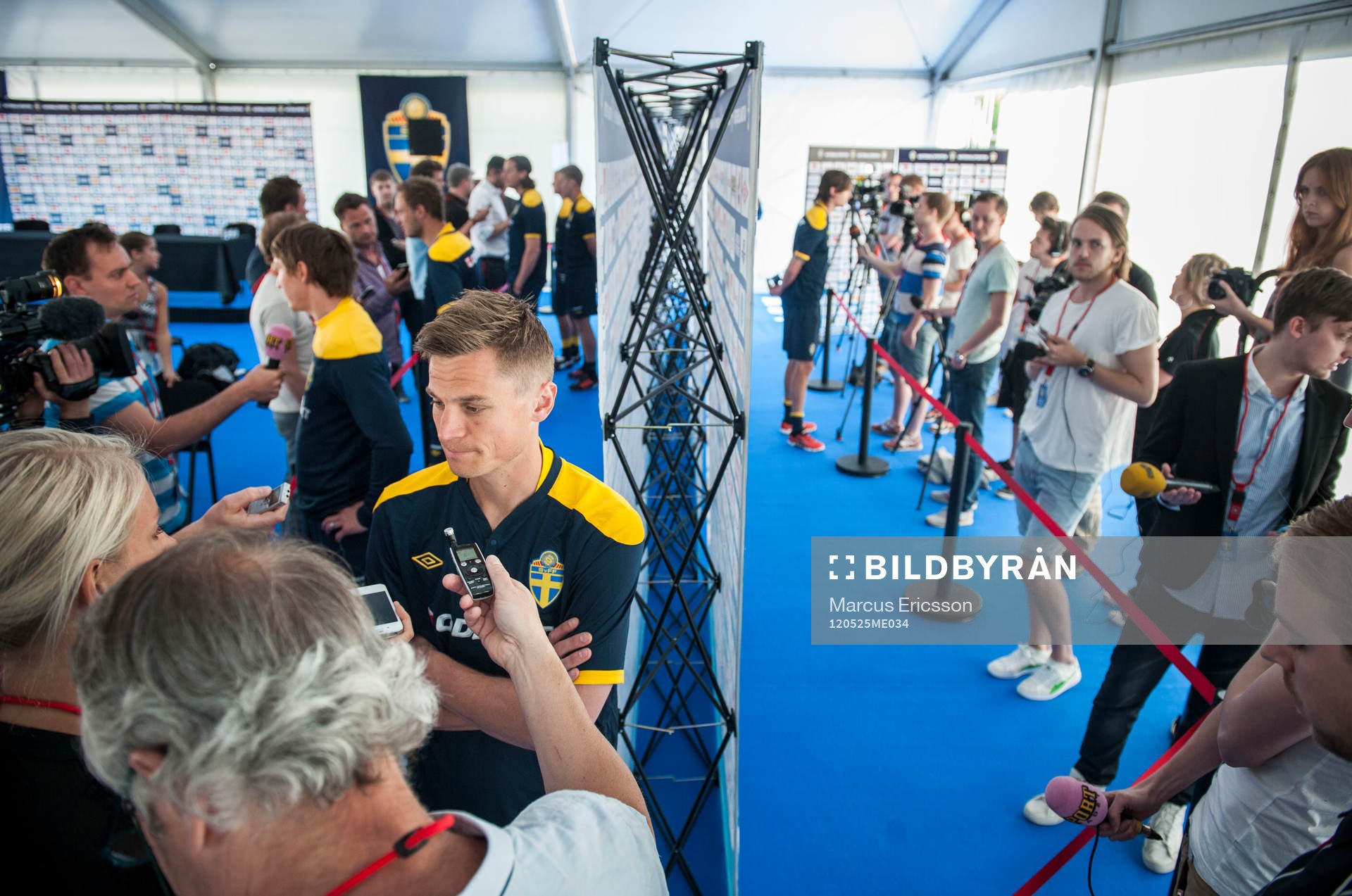  Sverige samlas i Visby inför EM. Mixed Zone i presstältet