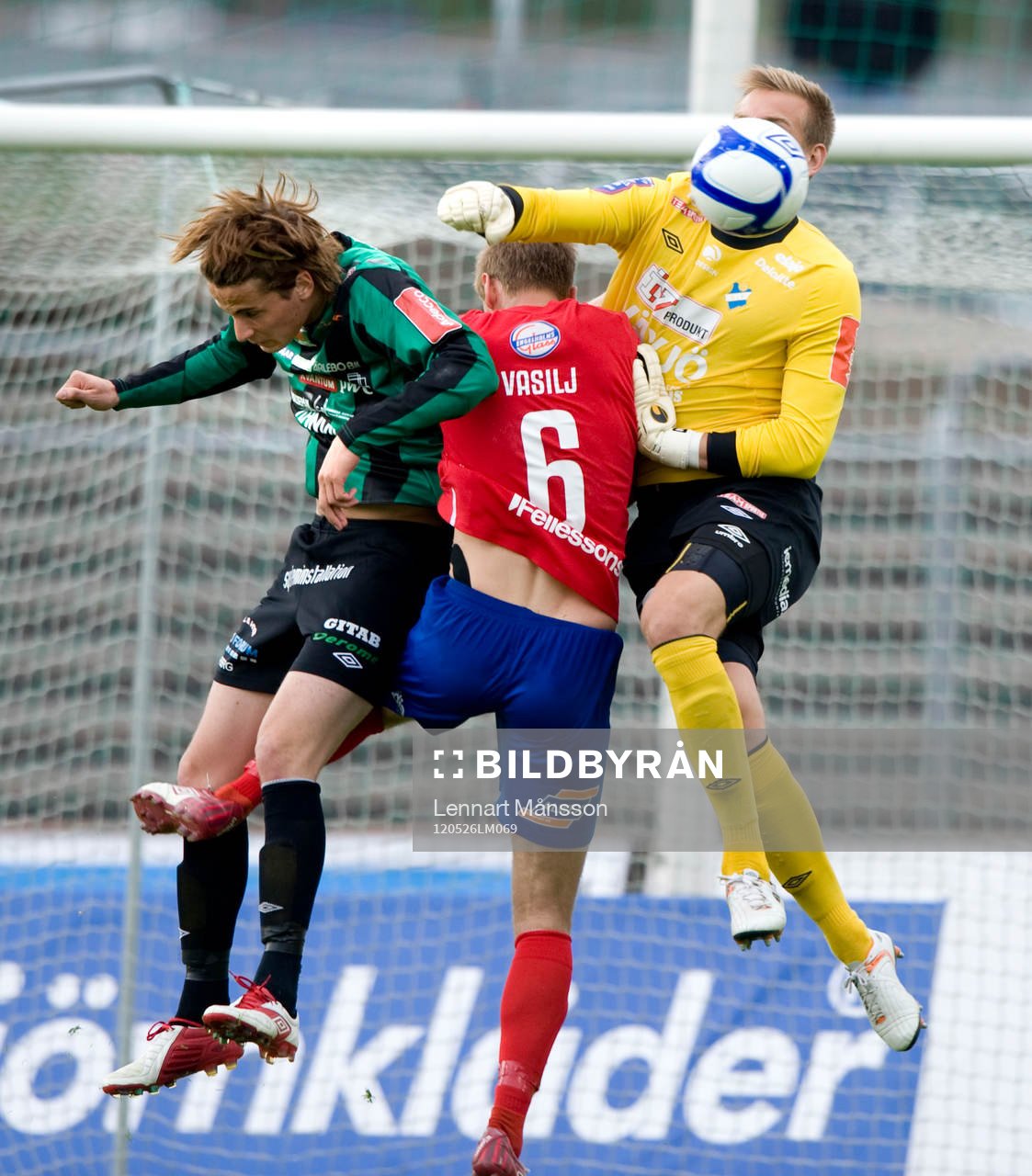 Alexander Nadj, målvakt, Öster, boxar bort bollen