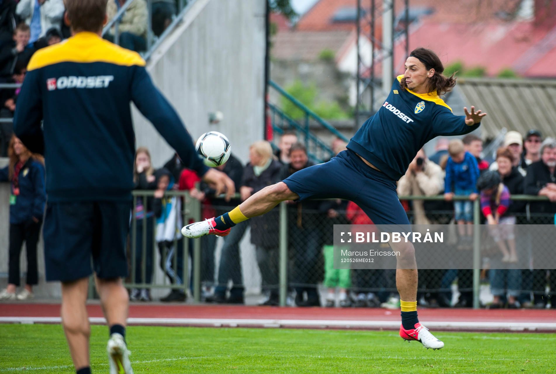  Sverige tränar i Visby inför EM. Zlatan Ibrahimovic tar emot boll