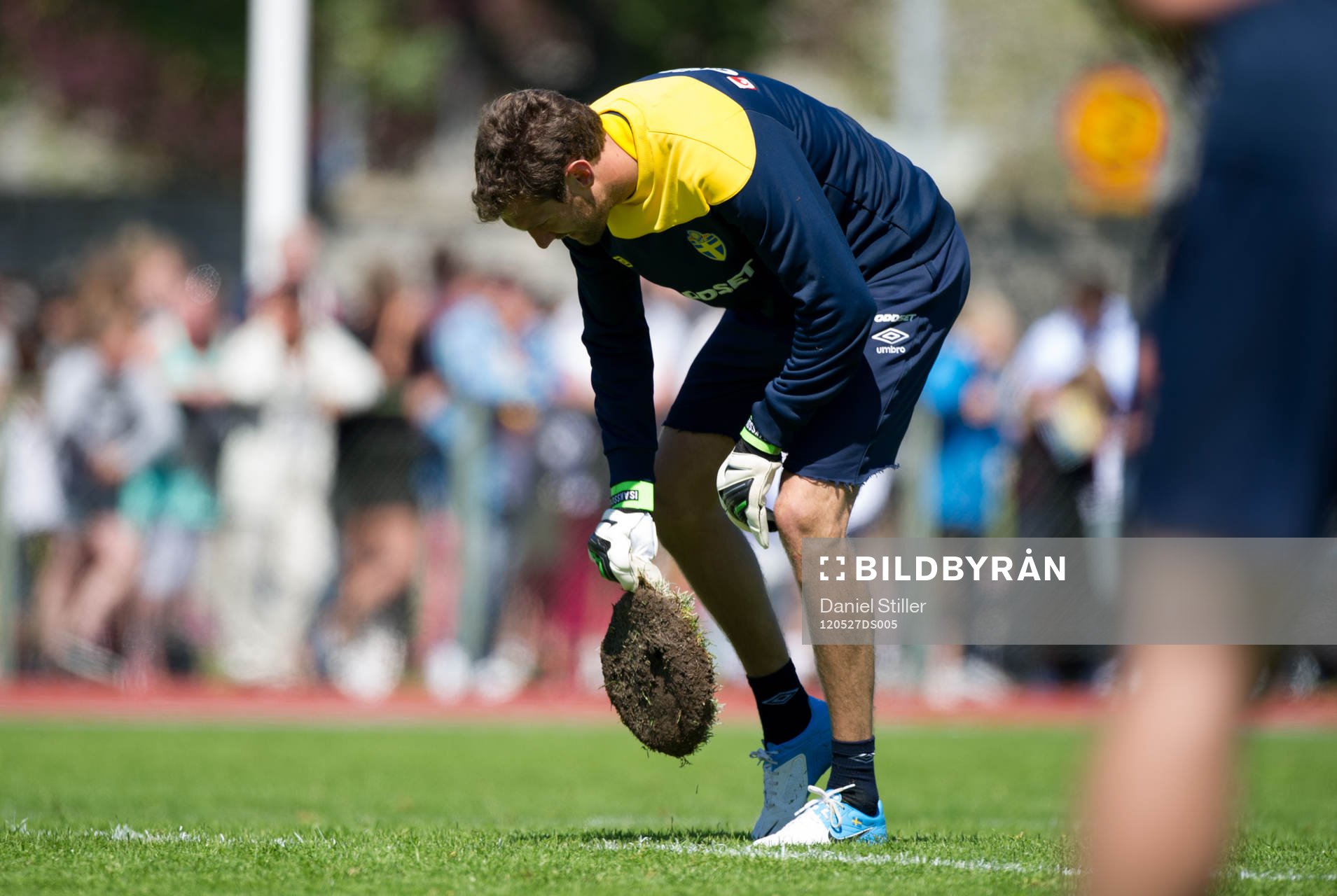 Andreas Isaksson, målvakt Sverige, lagar gräsmattan