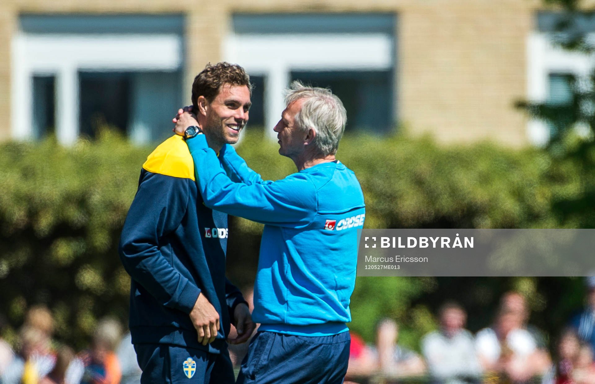  Sverige tränar i Visby inför EM. Johan Elmander kramas om av Lars Richt, landslagschef