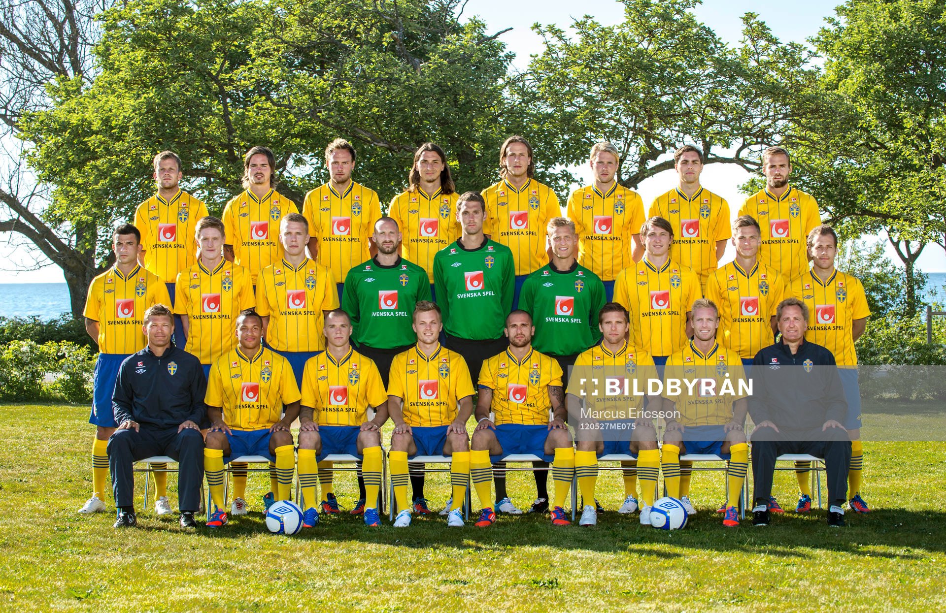 Bak fr.v. Mikael Antonsson, Mikael Lustig, Andreas Granqvist, Zlatan Ibrahimovic, Jonas Olsson, Ola Toivonen, Johan Elmander och Olof Mellberg. Mitten fr.v. Behrang Safari, Rasmus Elm, Pontus Wernbloom, Johan Wiland, målvakt, Andreas Granqvist, målvakt, Pär Hansson, målvakt, Kim Källström, Markus Rosenberg och Tobias Hysén. Fram fr.v. Marcus Allbäck, players manager, Martin Olsson, Samuel Holmén, Sebastian Larsson, Emir Bajrami, Anders Svensson, Christian Wilhelmsson och Erik Hamrén, förbundskapten.