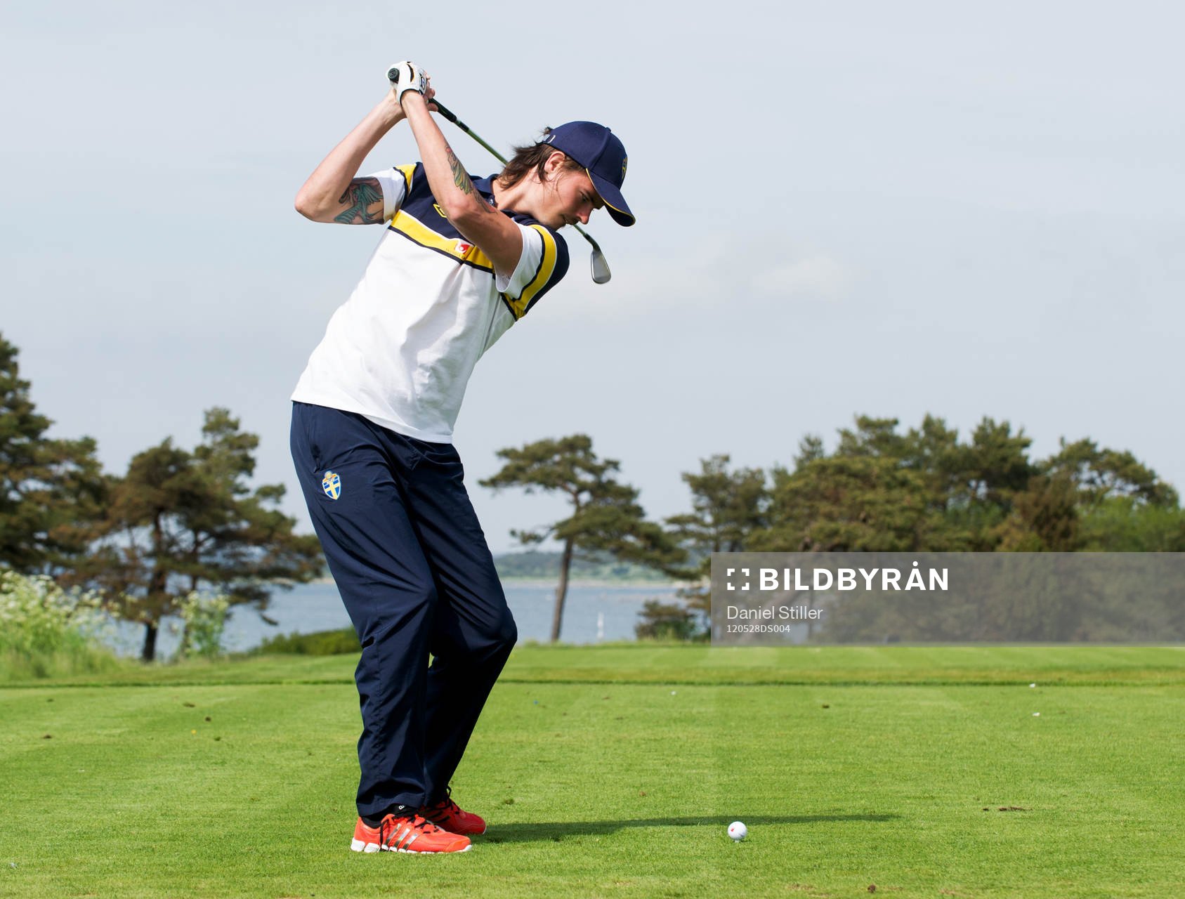 Delar av landslaget spelar golf, Mikael Lustig