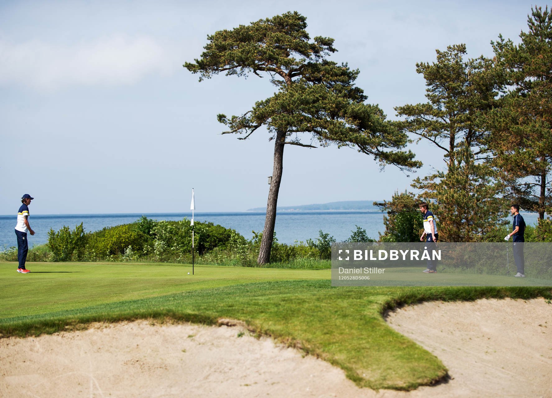 Delar av landslaget spelar golf, Mikael Lustig, Kim