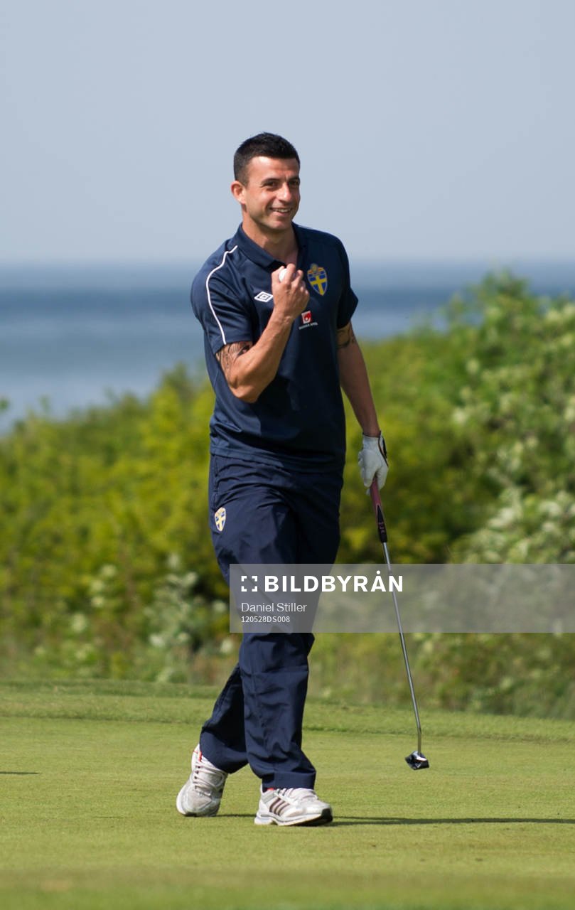 Delar av landslaget spelar golf, Behrang Safari, jubel