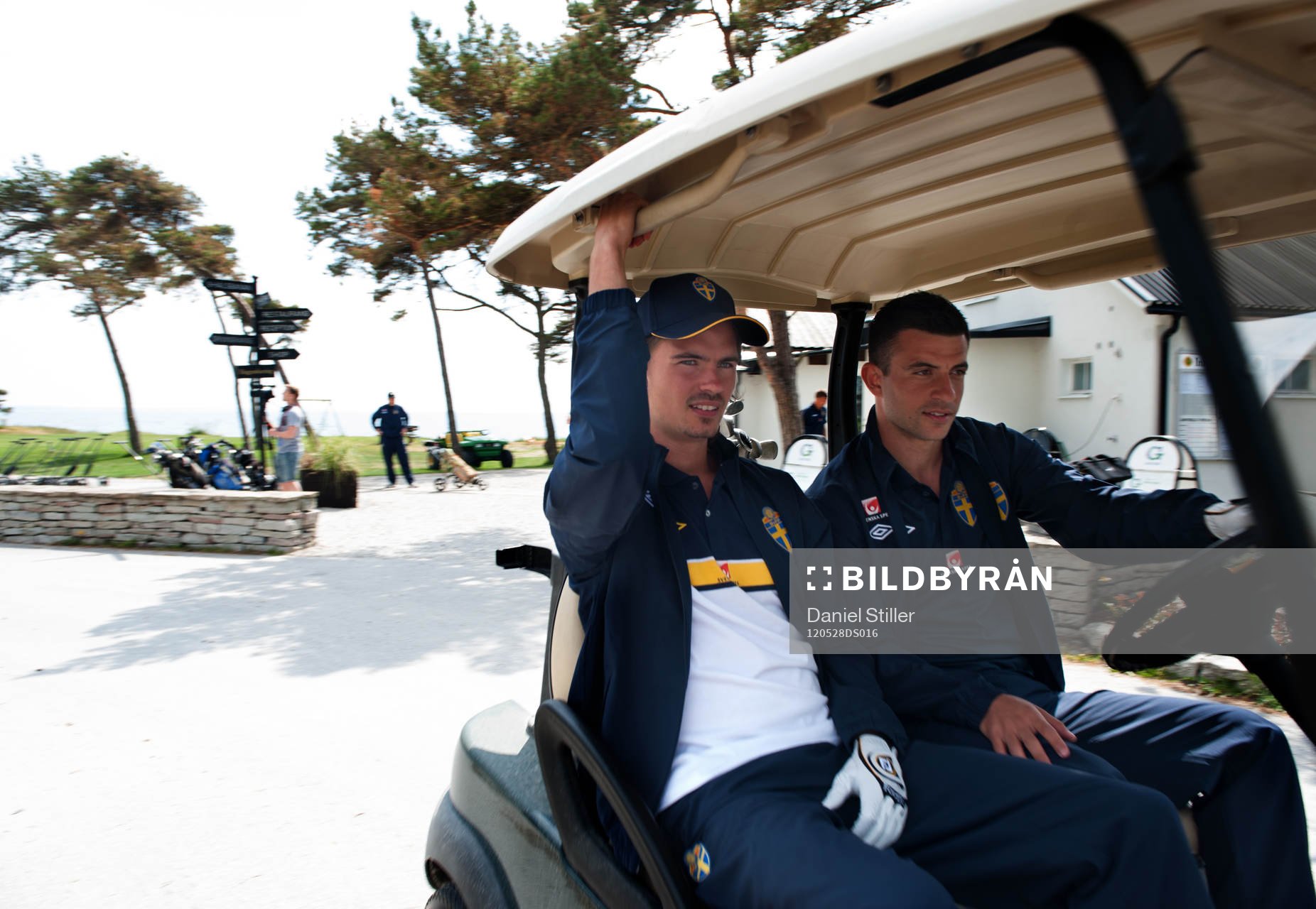 Delar av landslaget spelar golf, Mikael Lustig, Behrang