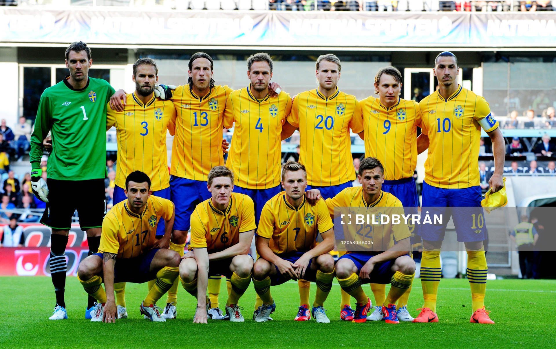  Startelva, lagbild. Bakre frv Andreas Isaksson, Olof Mellberg, Jonas Olsson, Andreas Granqvist, Ola Toivonen, Kim Källström och Zlatan Ibrahimovic. 