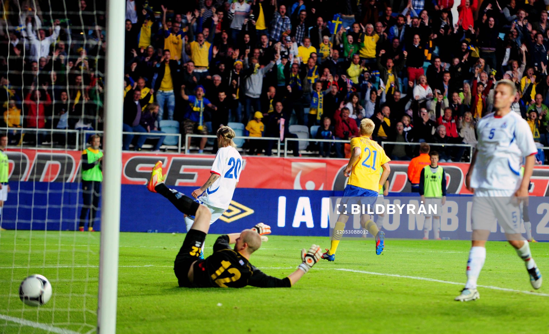 Christian Wilhelmsson, Sverige, gör 3-1