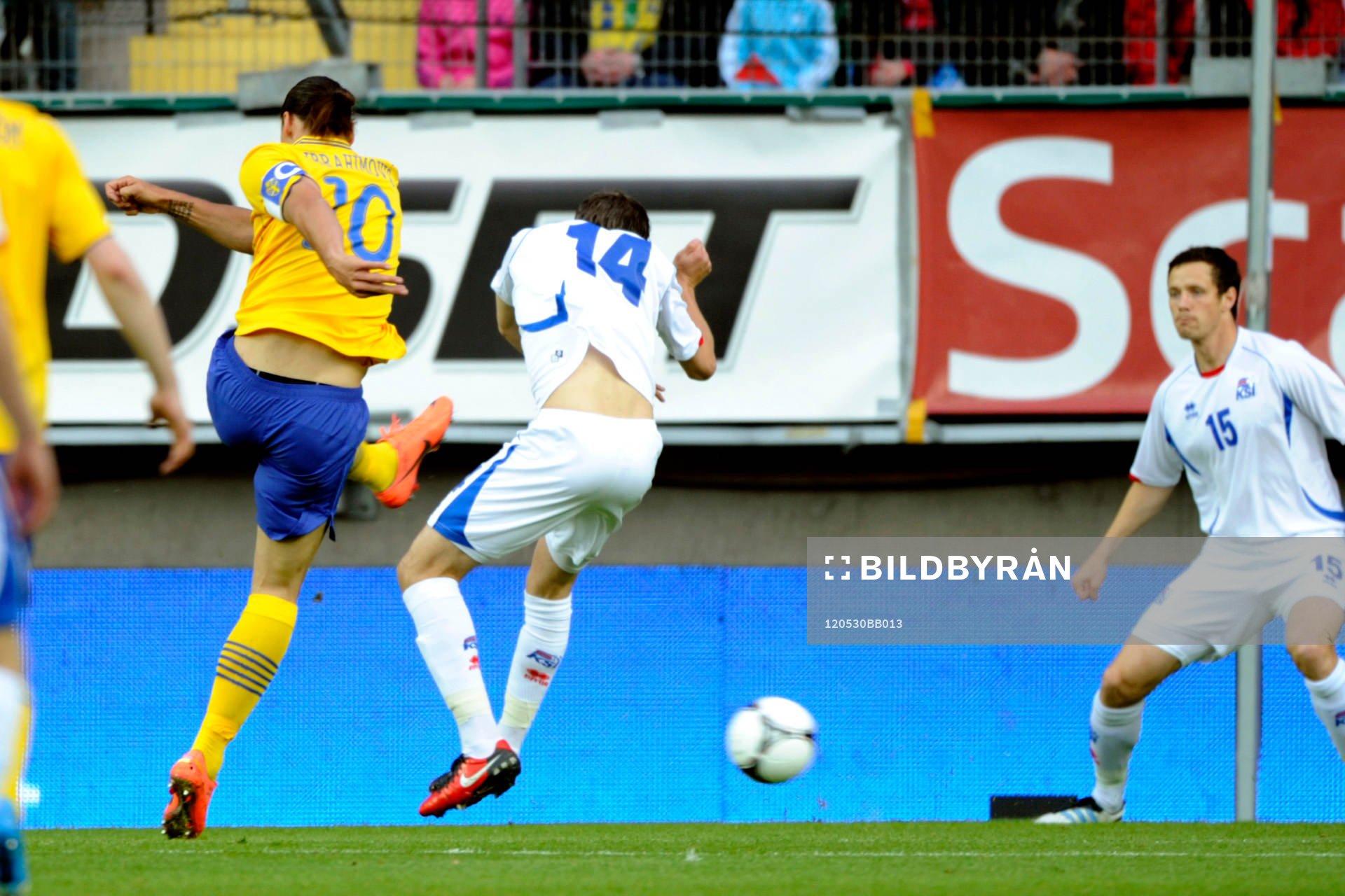 Zlatan Ibrahimovic, Sverige, skjuter