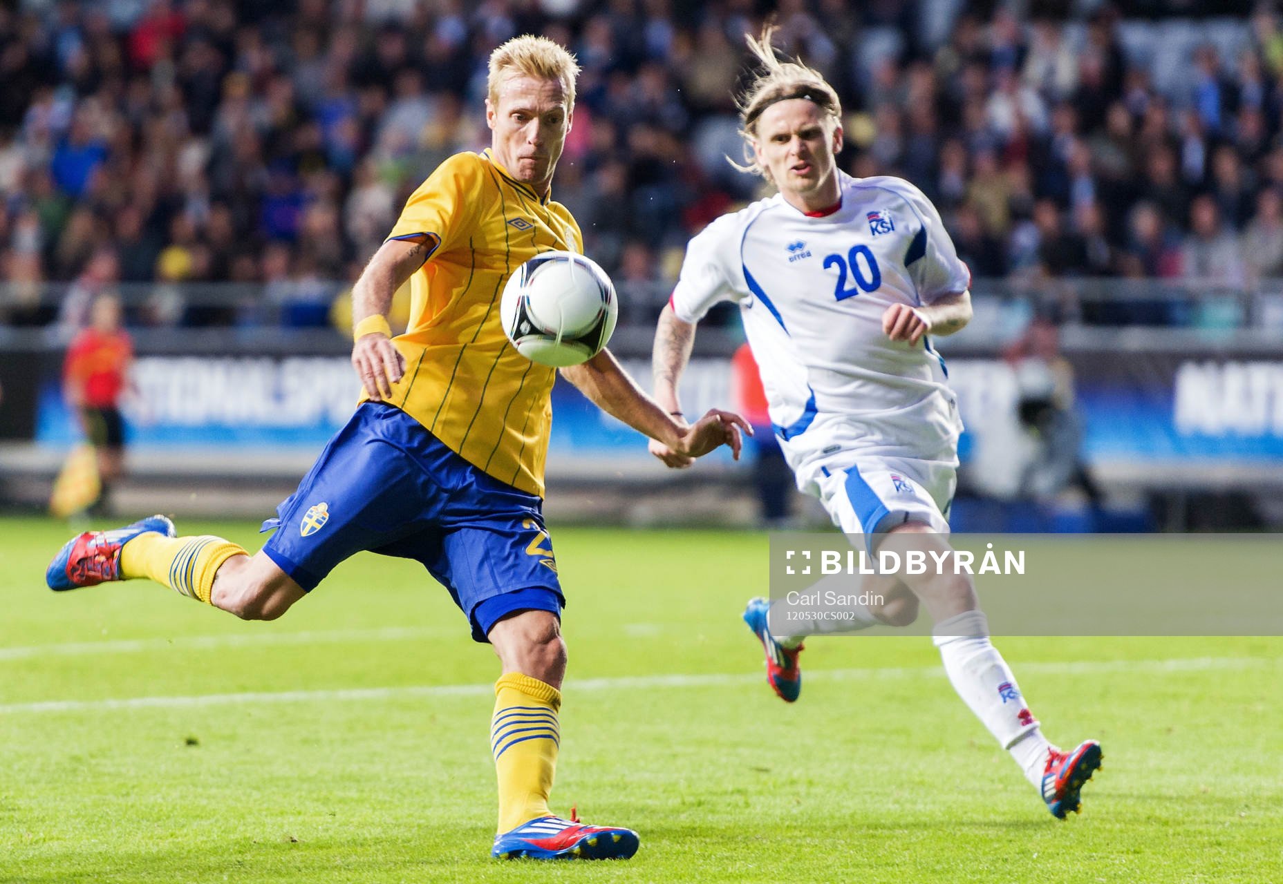 Christian Wilhelmsson, Sverige, gör 3-1. Ari Freyr