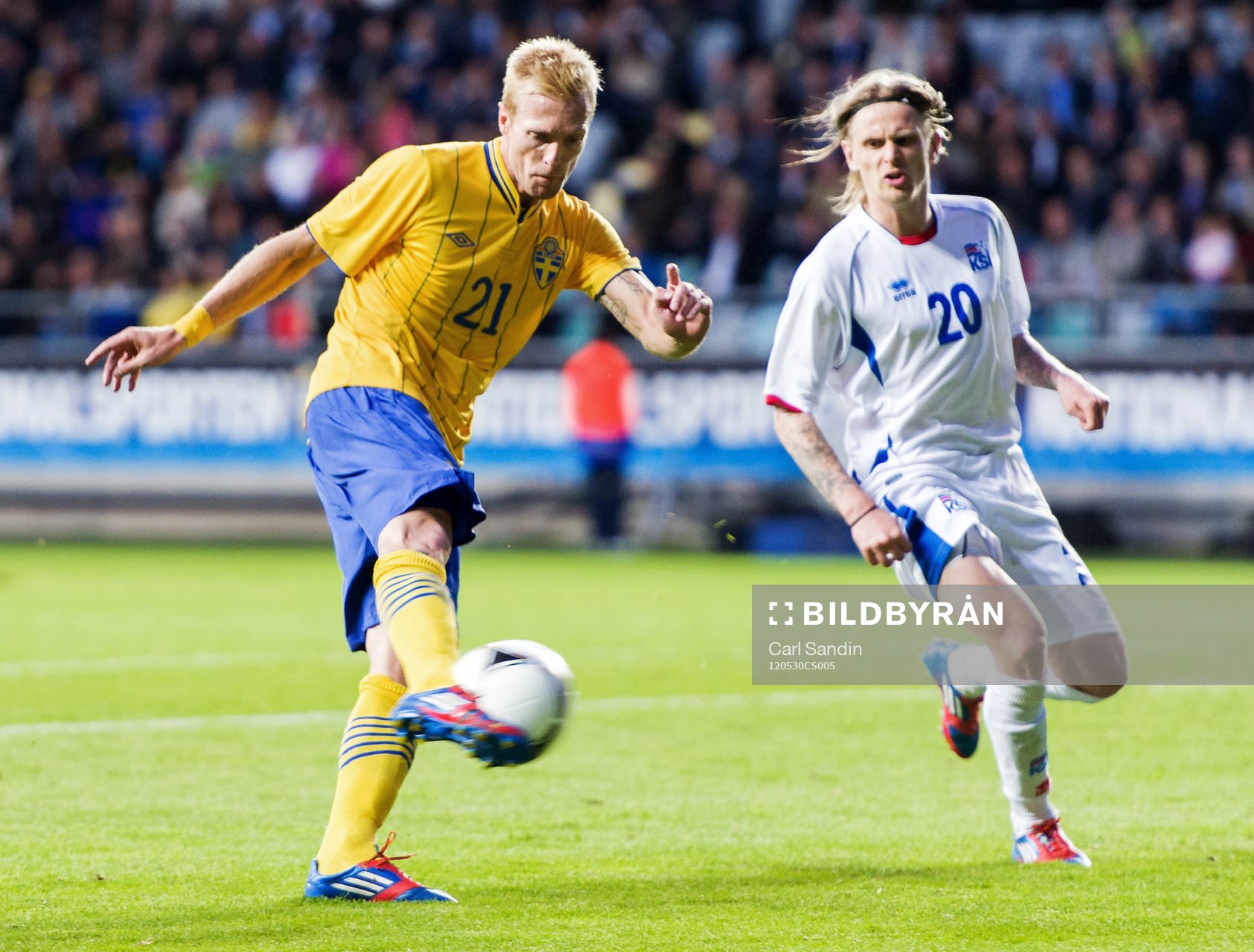 Christian Wilhelmsson, Sverige, gör 3-1. Ari Freyr