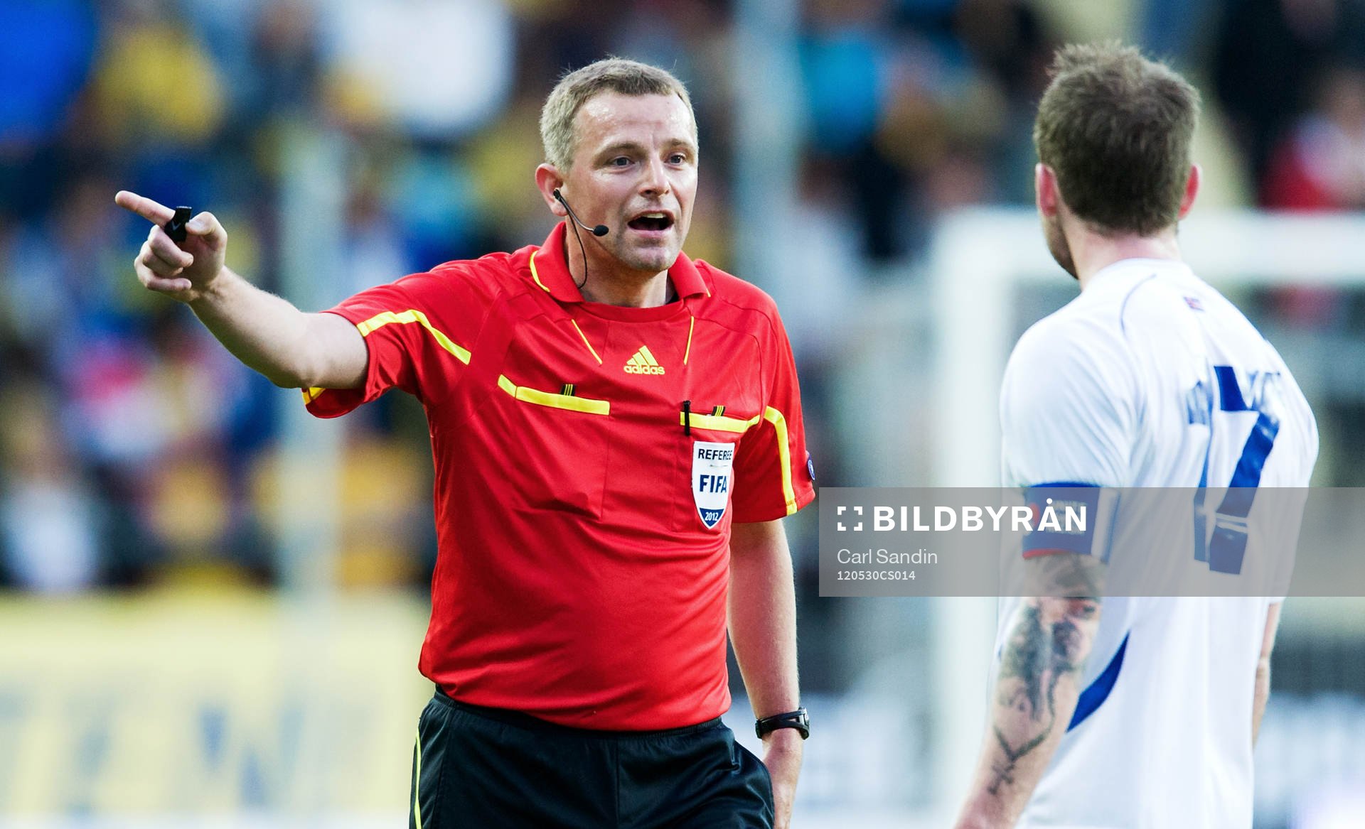 Peter Rasmussen, domare, pratar med Aron Einar Gunnarsson,