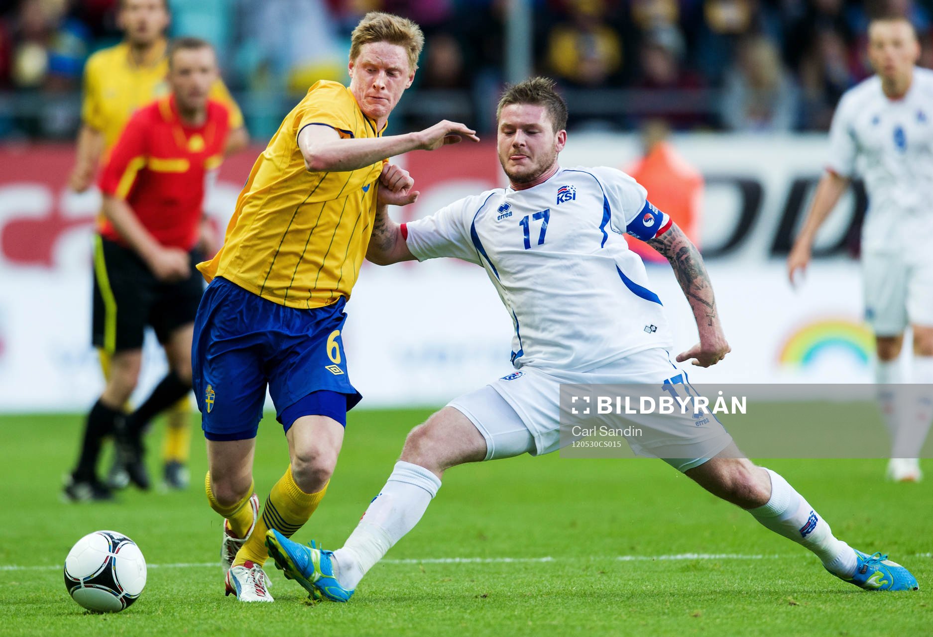  Rasmus Elm, Sverige, i kamp med Aron Einar Gunnarsson, Island.