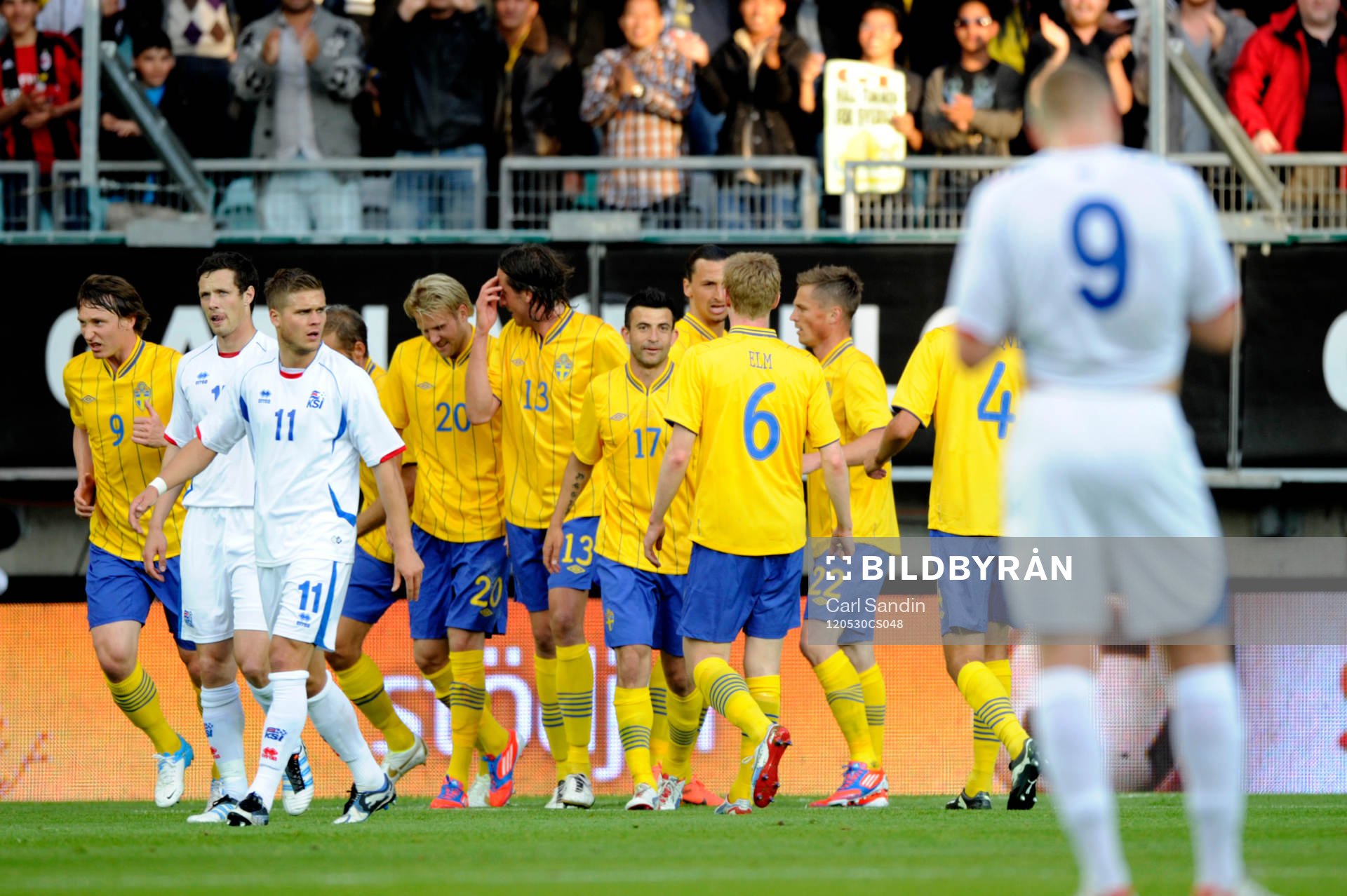  Jubel i Sverige efter 2-0 av Ola Toivonen.
