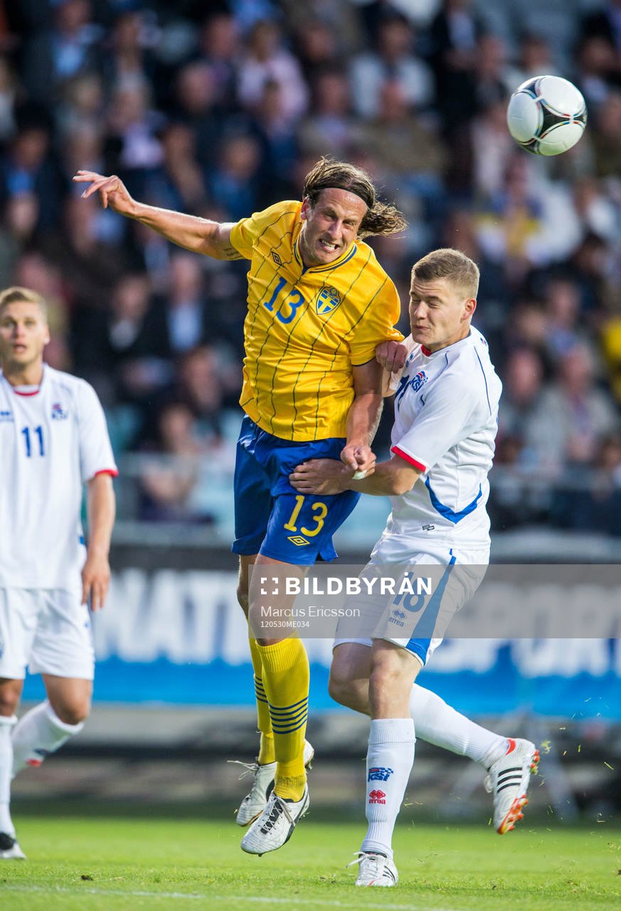 Jonas Olsson, Sverige, och Alfred Finnbogason, Island