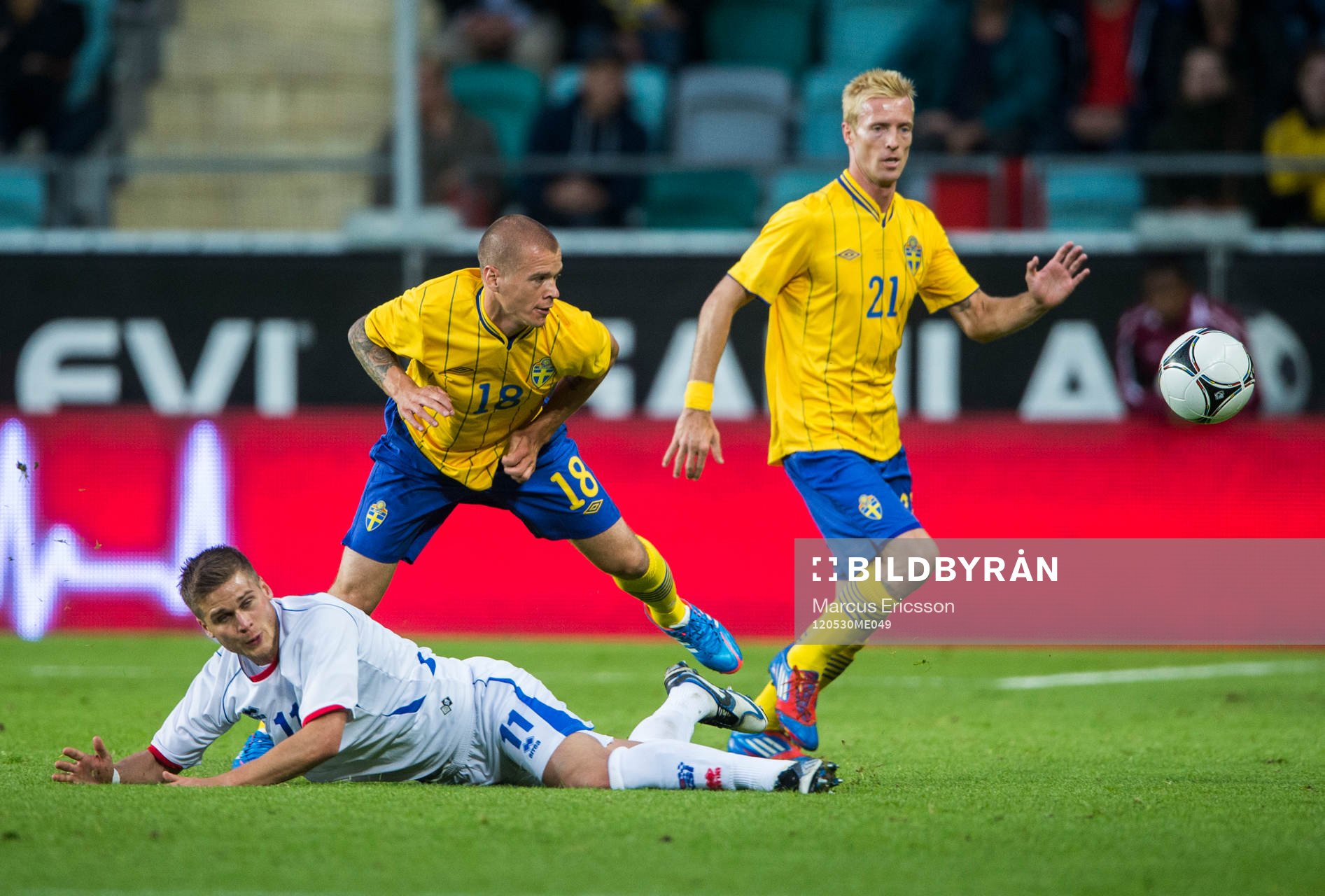 Samuel Holmén, Sverige, flyger över Rúrik Gíslasson,