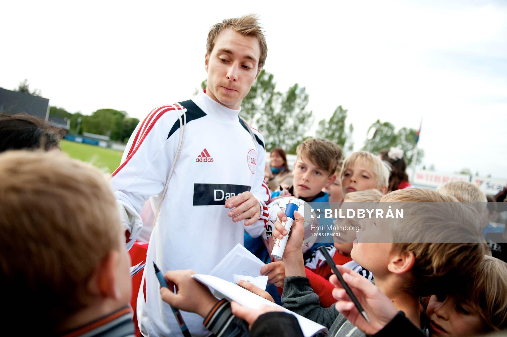 Christian D. Eriksen, skriver autograf