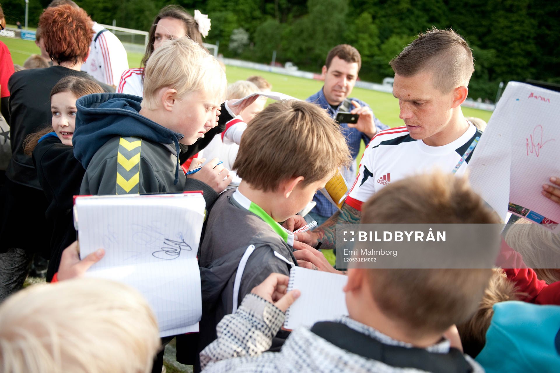 Daniel Agger, skriver autograf