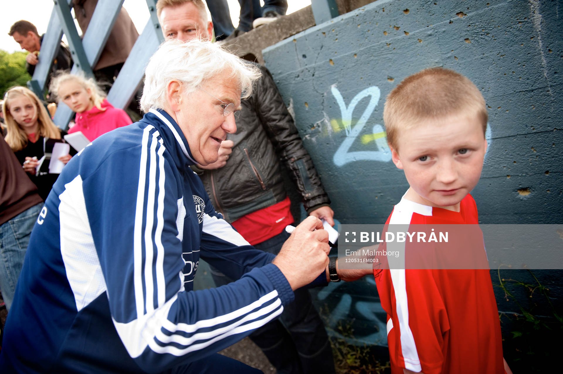 Morten Olsen, förbundskapten, skriver autograf