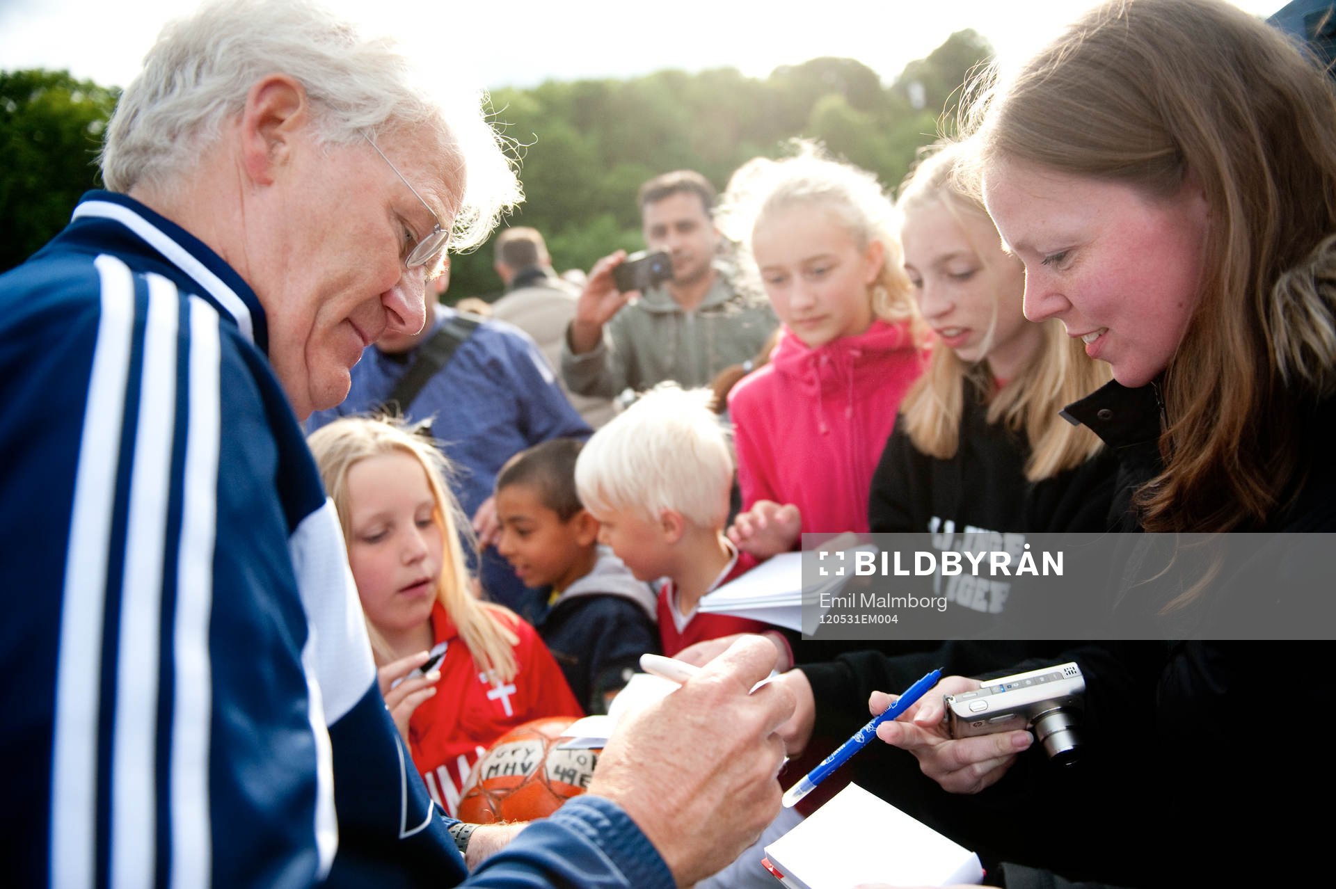 Morten Olsen, förbundskapten, skriver autograf