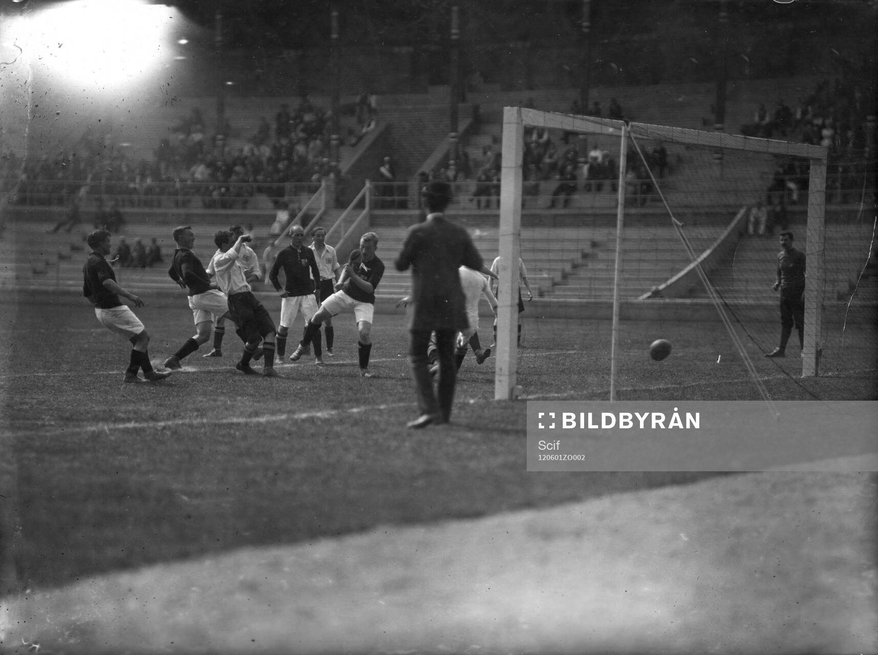OS 1912 fotboll. England makes goal in game with Hungary.