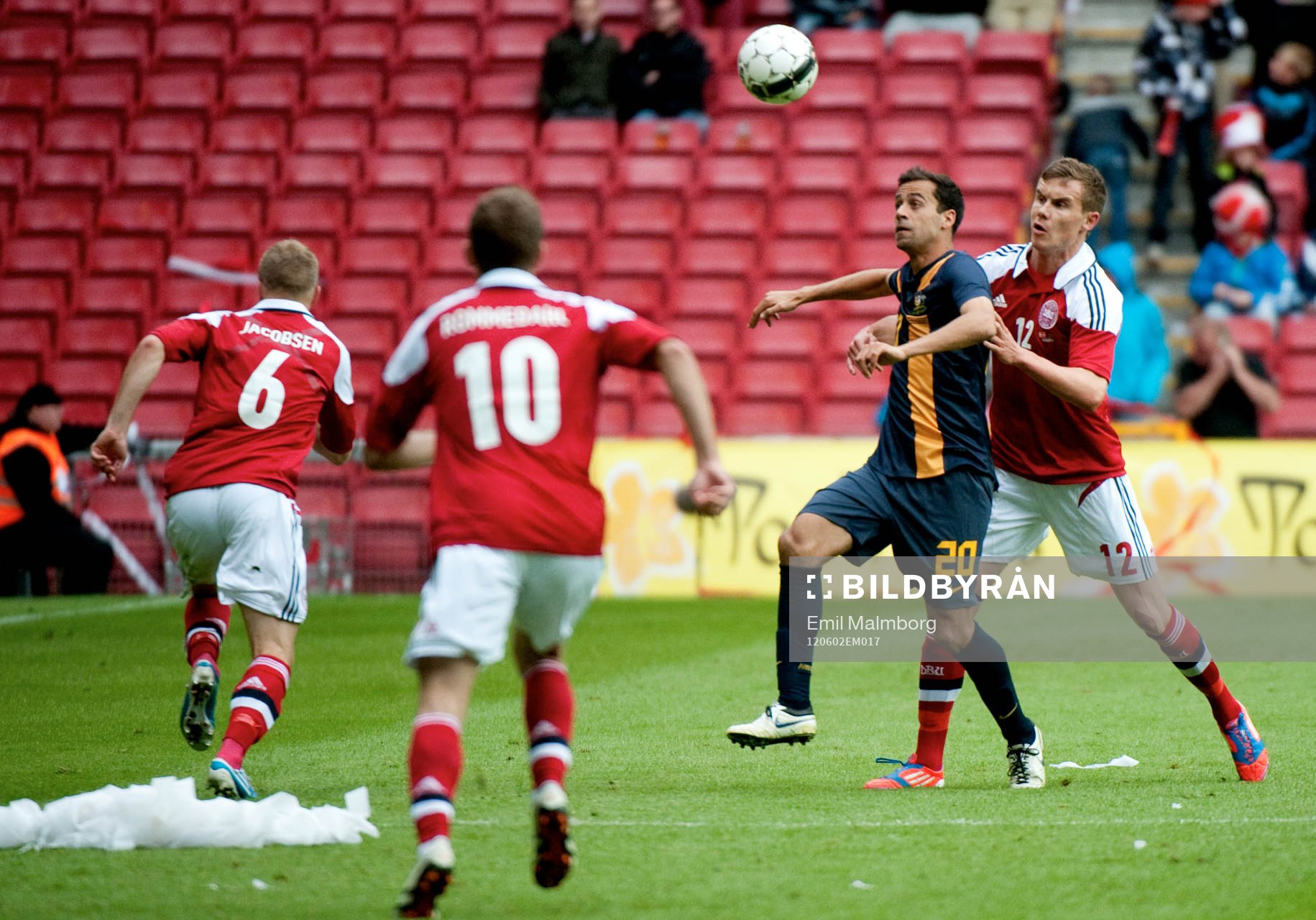 Alex Brosque, Australien och Andreas Bjelland, Danmark