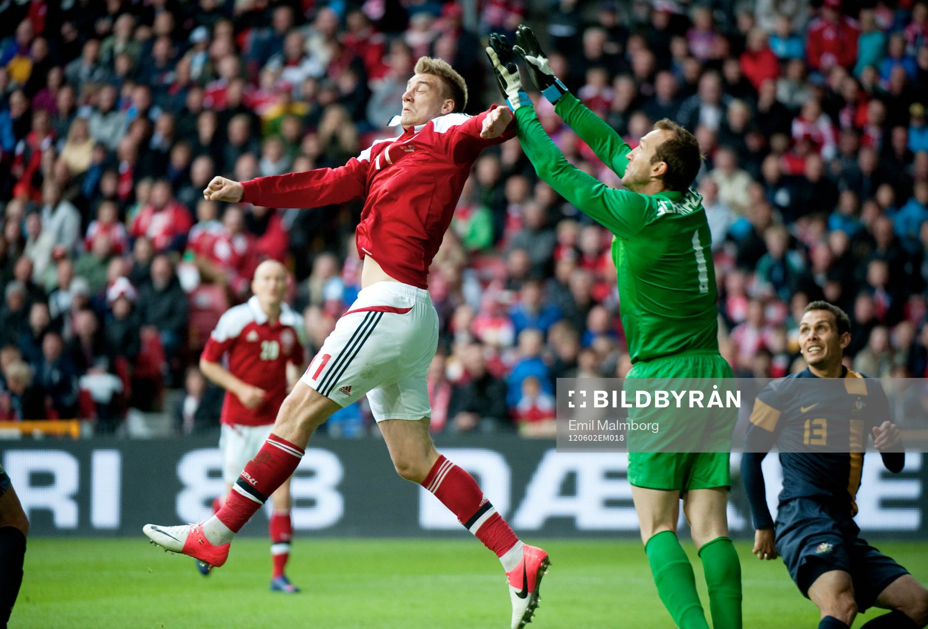 Niclas Bendtner, Danmark och Mark Schwarzer, Australien