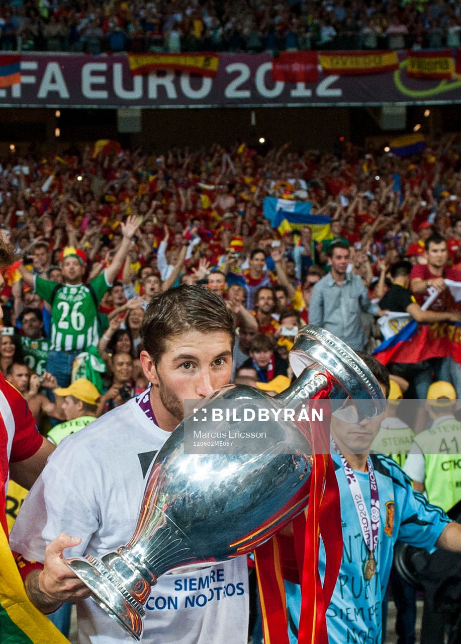 Sergio Ramos, Spanien, kysser EM-pokalen