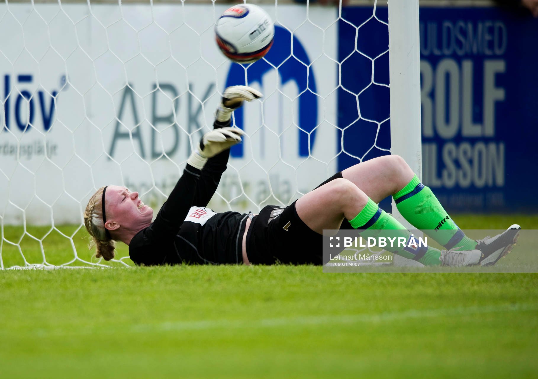  0-1 Linda Mohlin, Umeå, Hedvig Lindahl, målvakt, Kristianstad, släpper olyckligt in bollen och är missnöjd