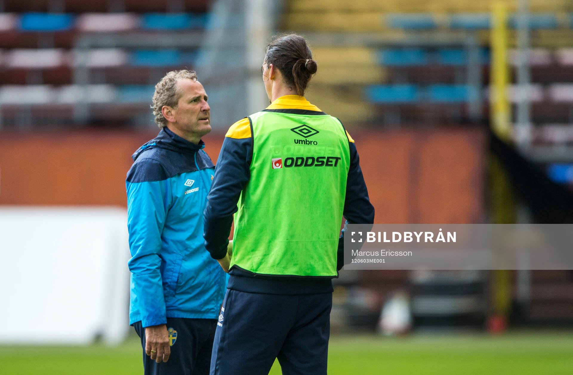 Zlatan Ibrahimovic pratar med Erik Hamrén, förbundskapten