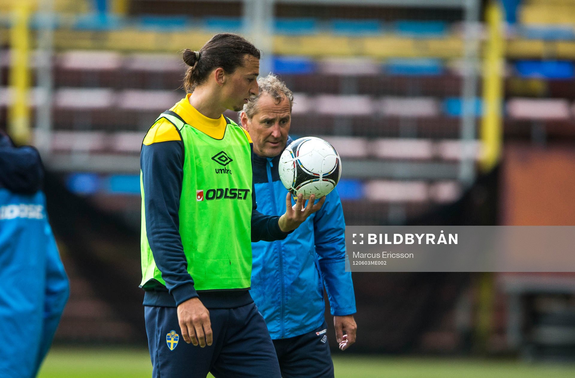 Zlatan Ibrahimovic pratar med Erik Hamrén, förbundskapten
