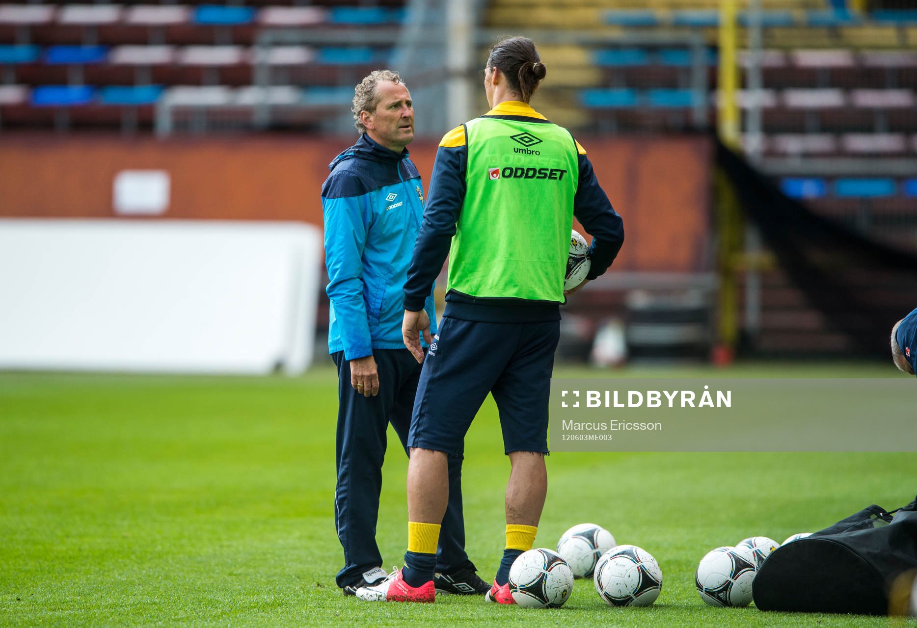 Zlatan Ibrahimovic pratar med Erik Hamrén, förbundskapten