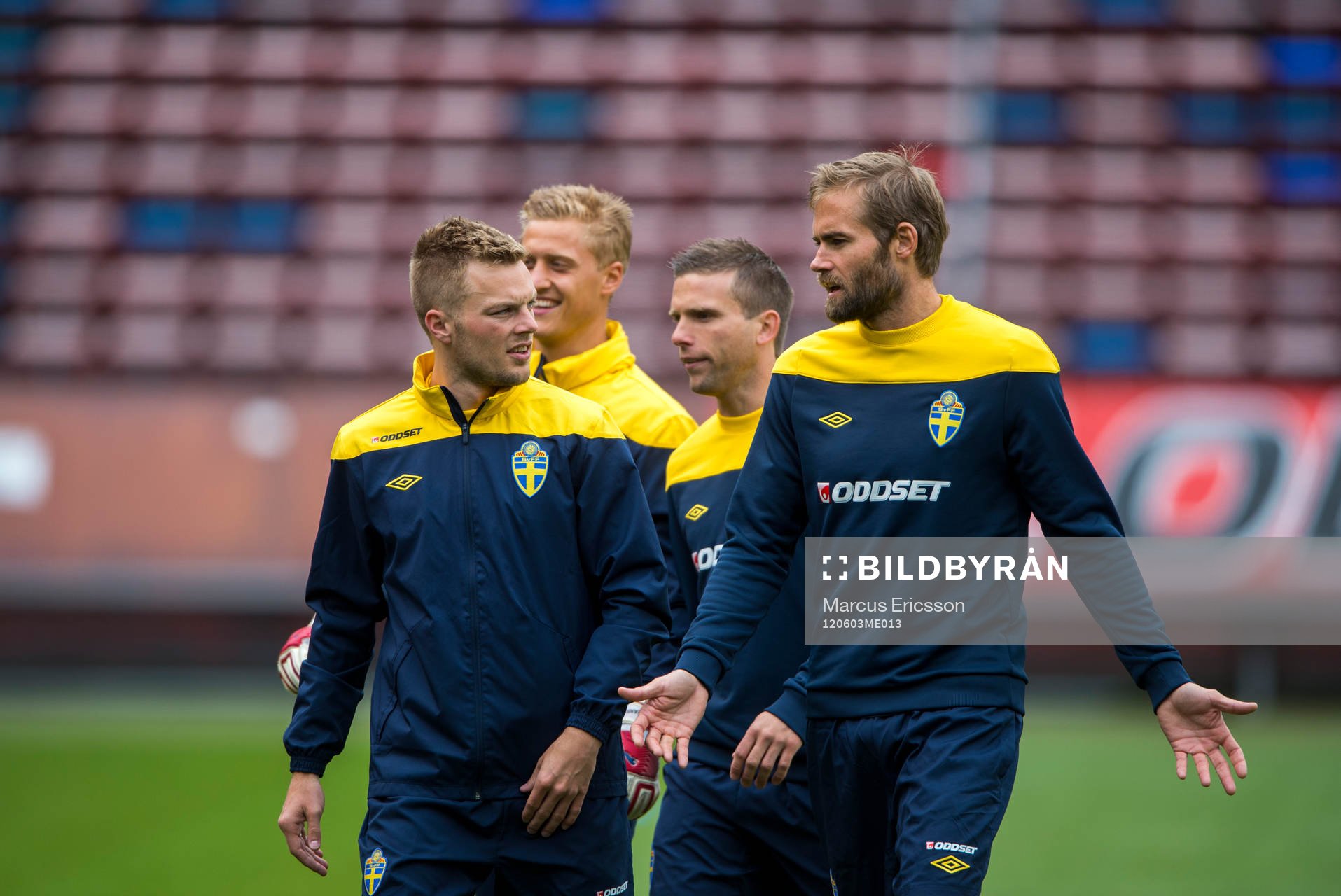 Sebastian Larsson och Olof Mellberg diskuterar