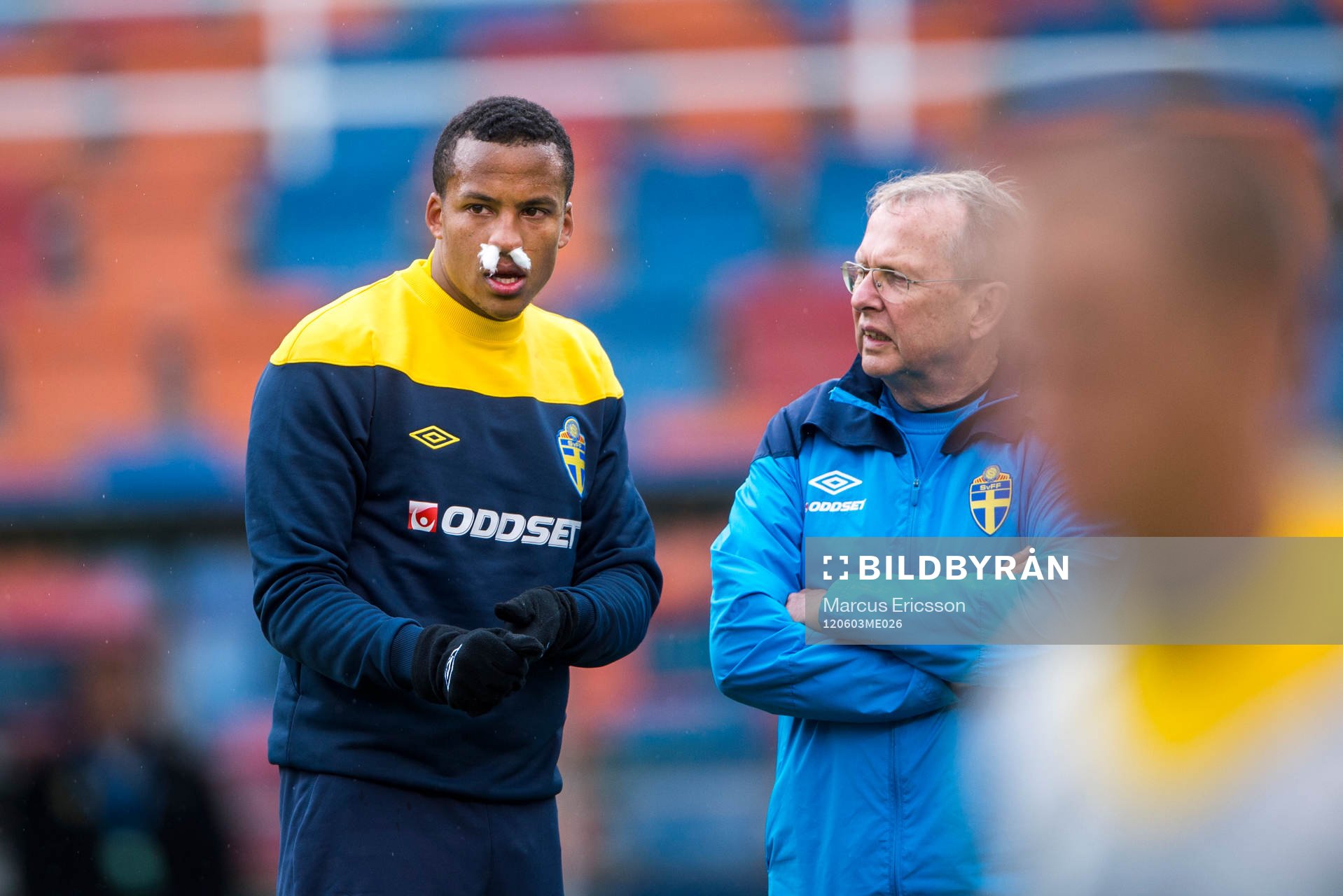 Martin Olsson blöder näsblod