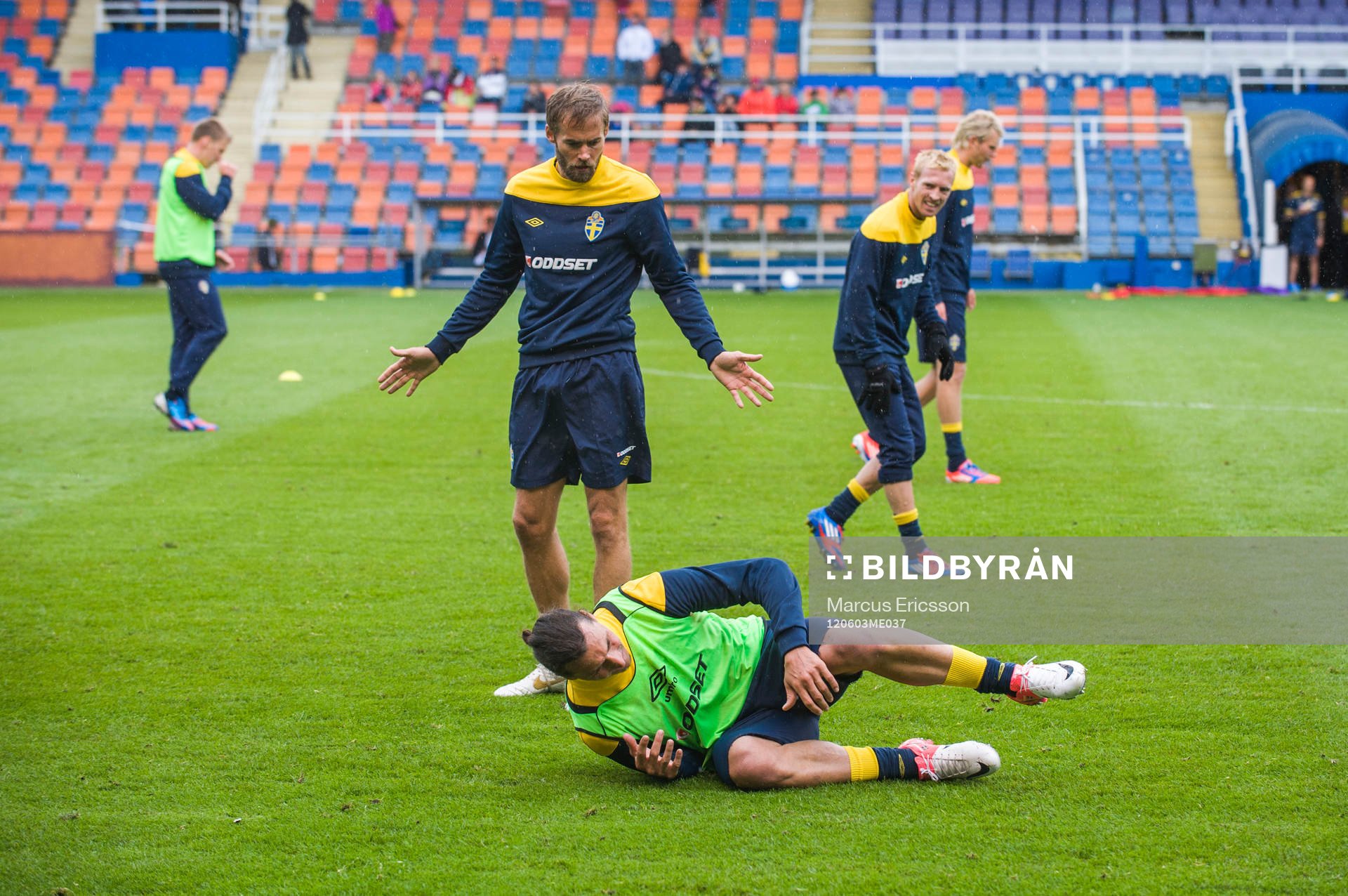 Olof Mellberg trycker till Zlatan Ibrahimovic som faller