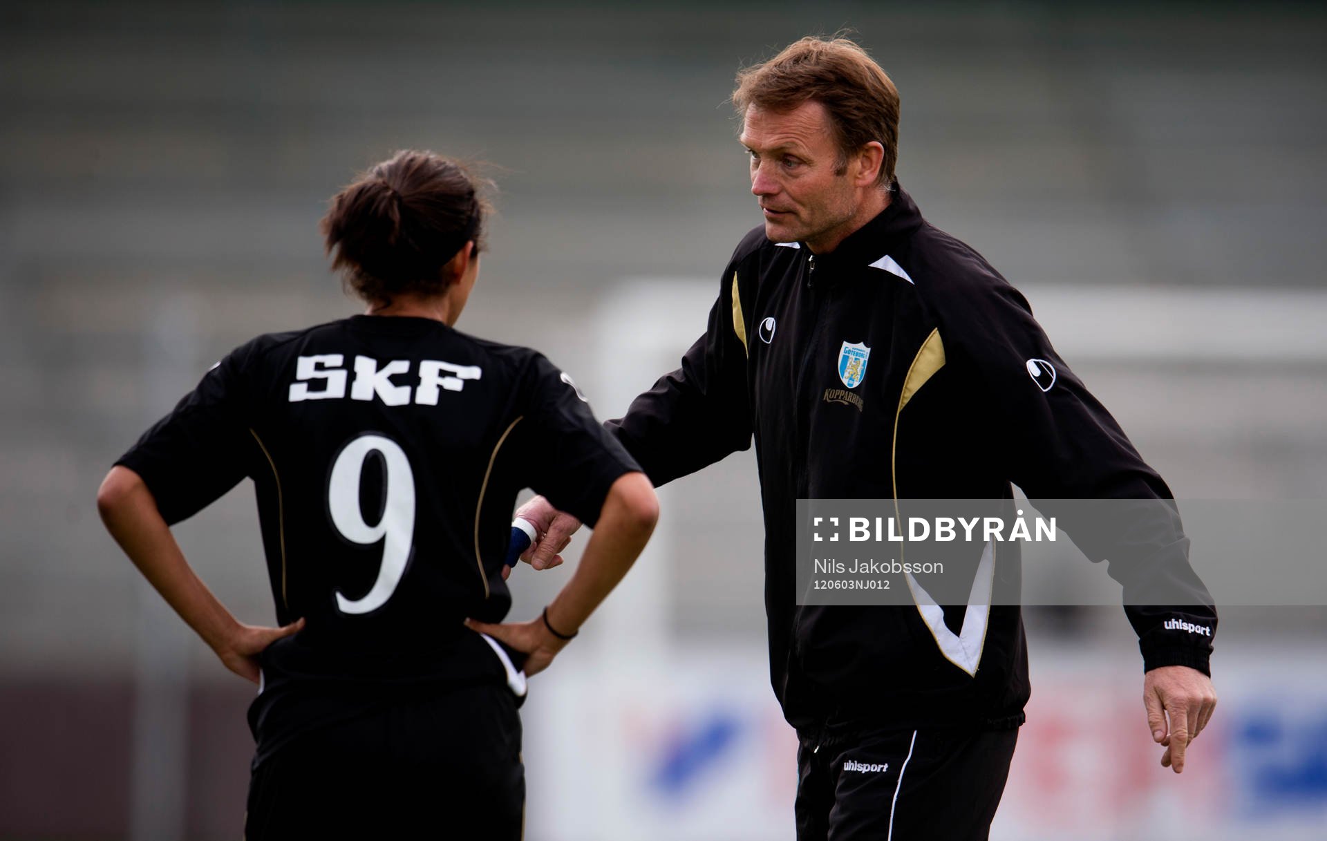 Torbjörn Nilsson, tränare, instruerar Christen Press