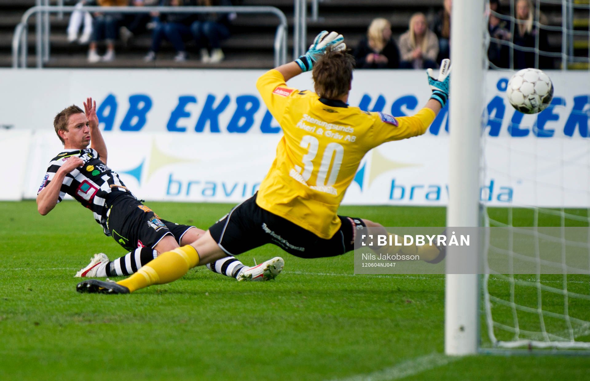  Fredrik Olsson, Landskrona slår in 1-1 och skadar sig samtidigt.