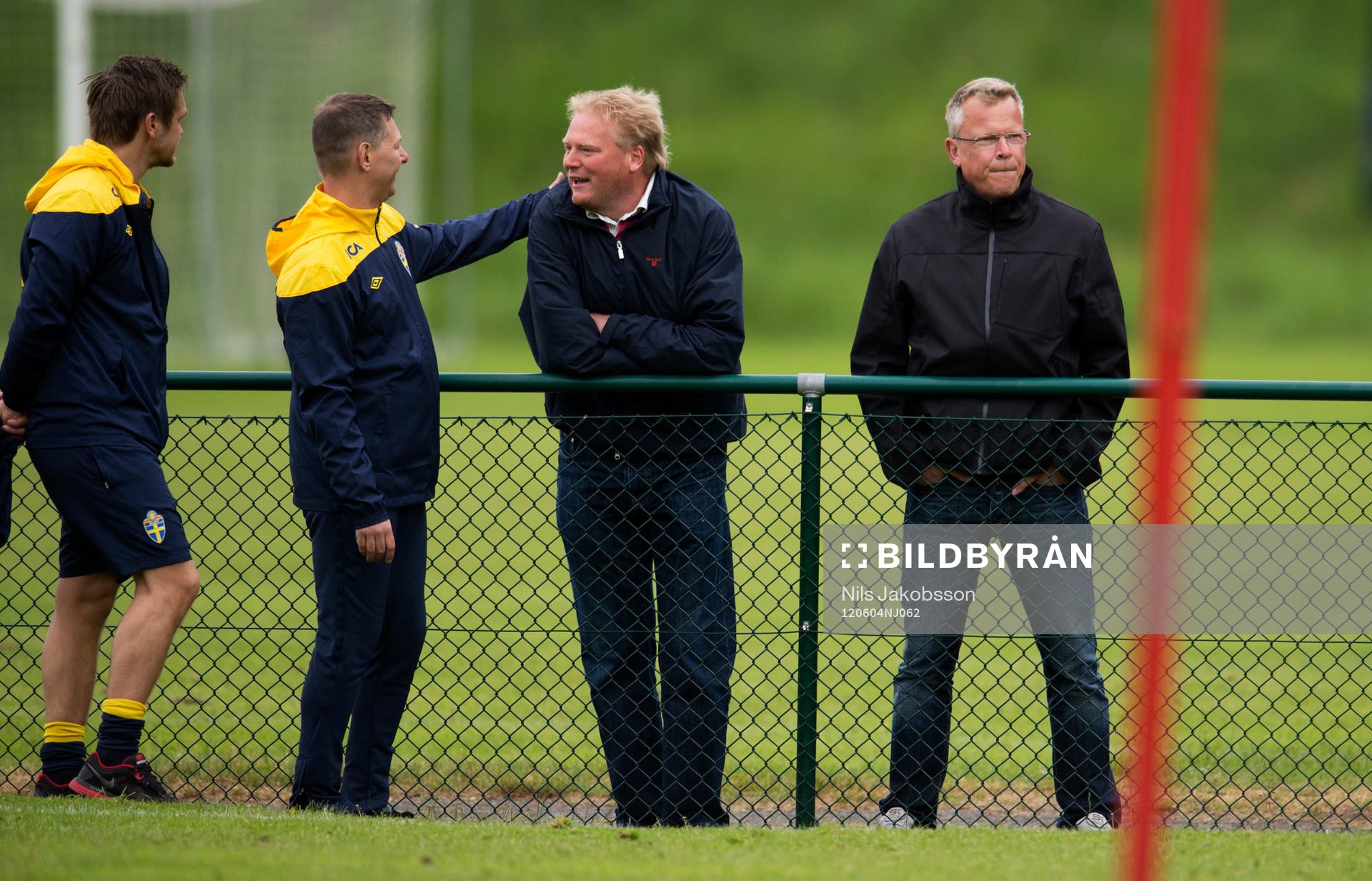 Jörgen Lennartsson och Jan Andersson tittar på träningen