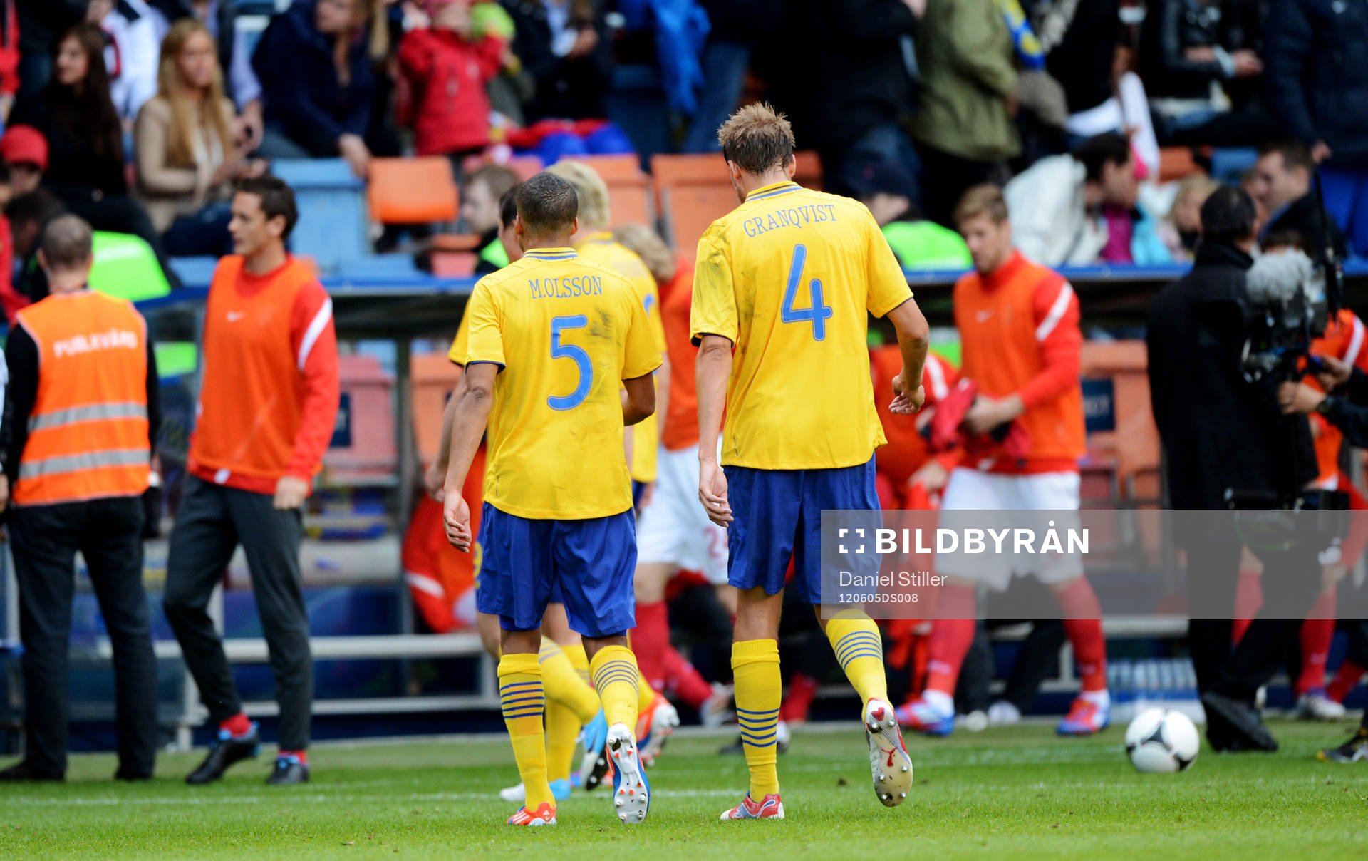 Martin Olsson, Andreas Granqvist, Sverige, går av planen i