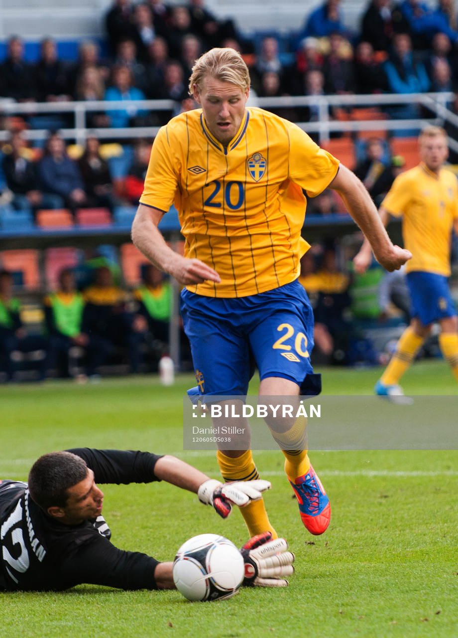Ola Toivonen, Sverige, fälls av Branimir Elksic, målvakt