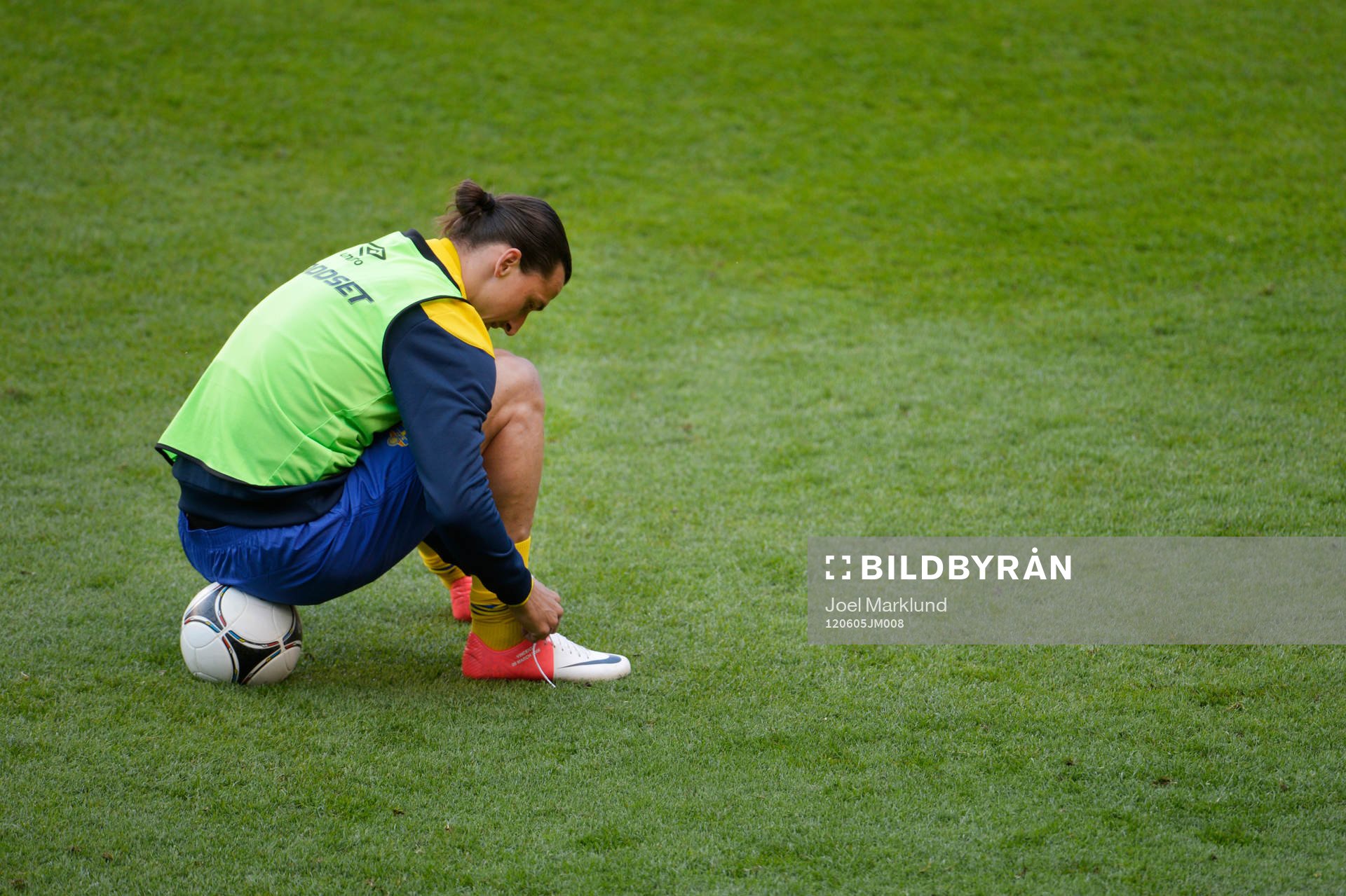 Zlatan Ibrahimovic, Sverige, knyter skorna