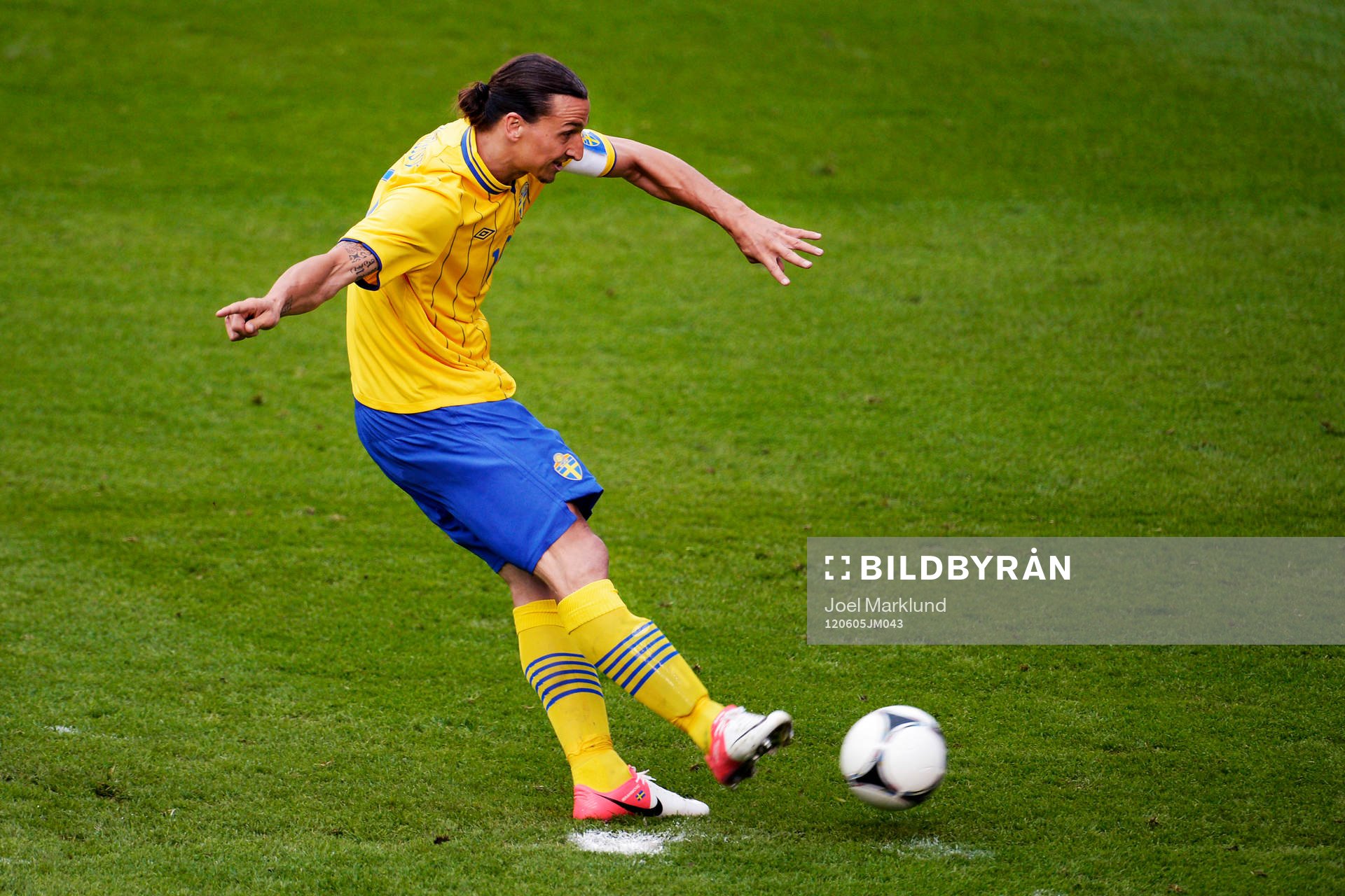 Ola Toivonen, Sverige fälls och det blir straff som Zlatan