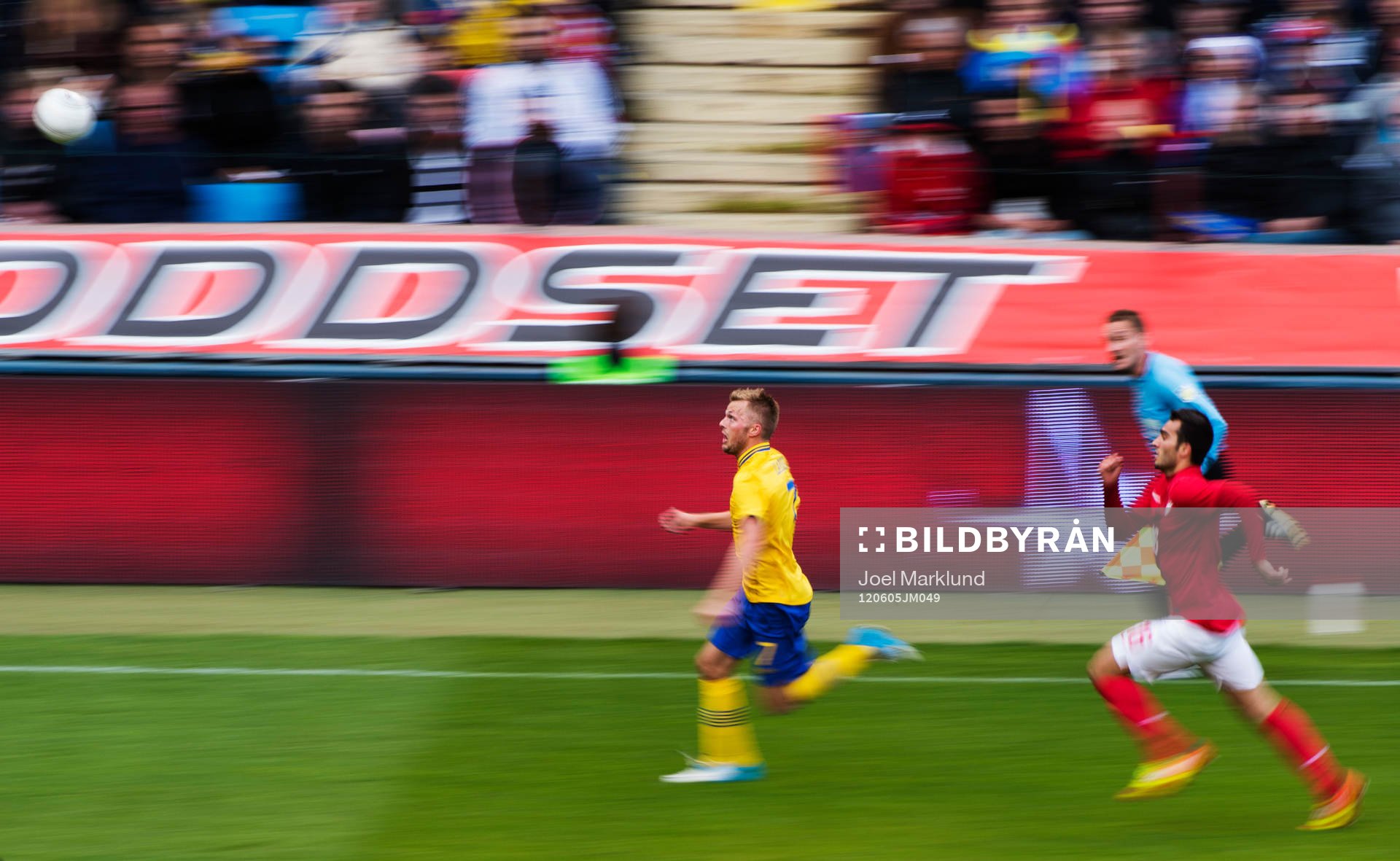 Sebastian Larsson, Sverige, jagar bollen
