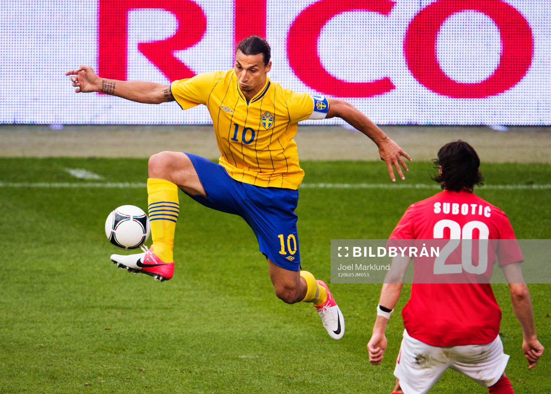 Zlatan Ibrahimovic, Sverige, tar ner bollen