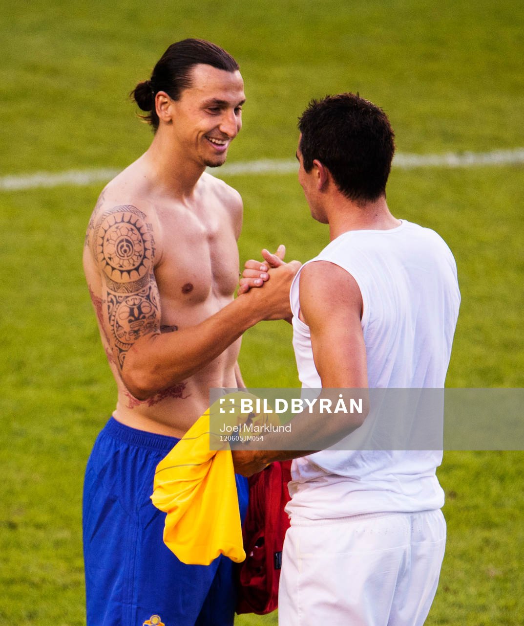 Zlatan Ibrahimovic, Sverige, byter tröja med Aleksandar