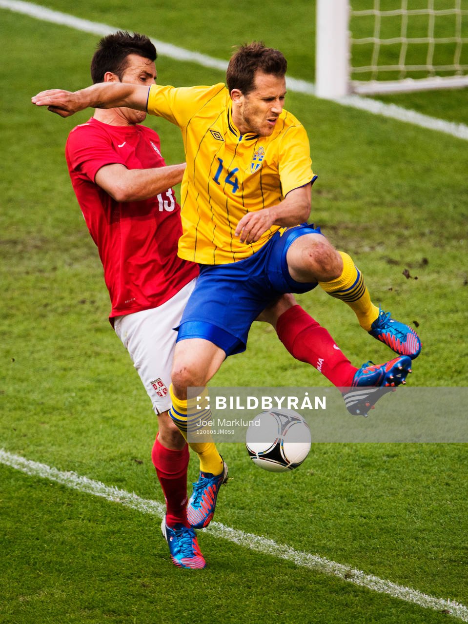Tobias Hysén, Sverige, i en luftduell med Aleksandar
