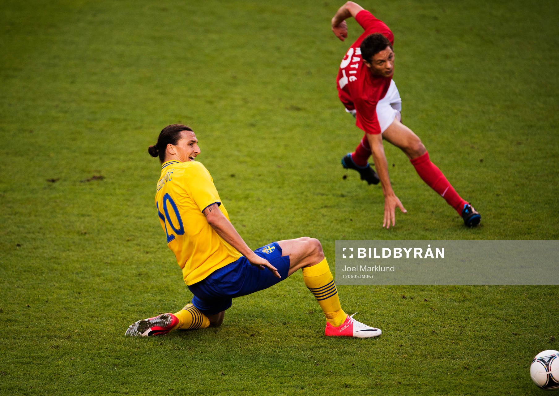 Zlatan Ibrahimovic, Sverige, tappar bollen