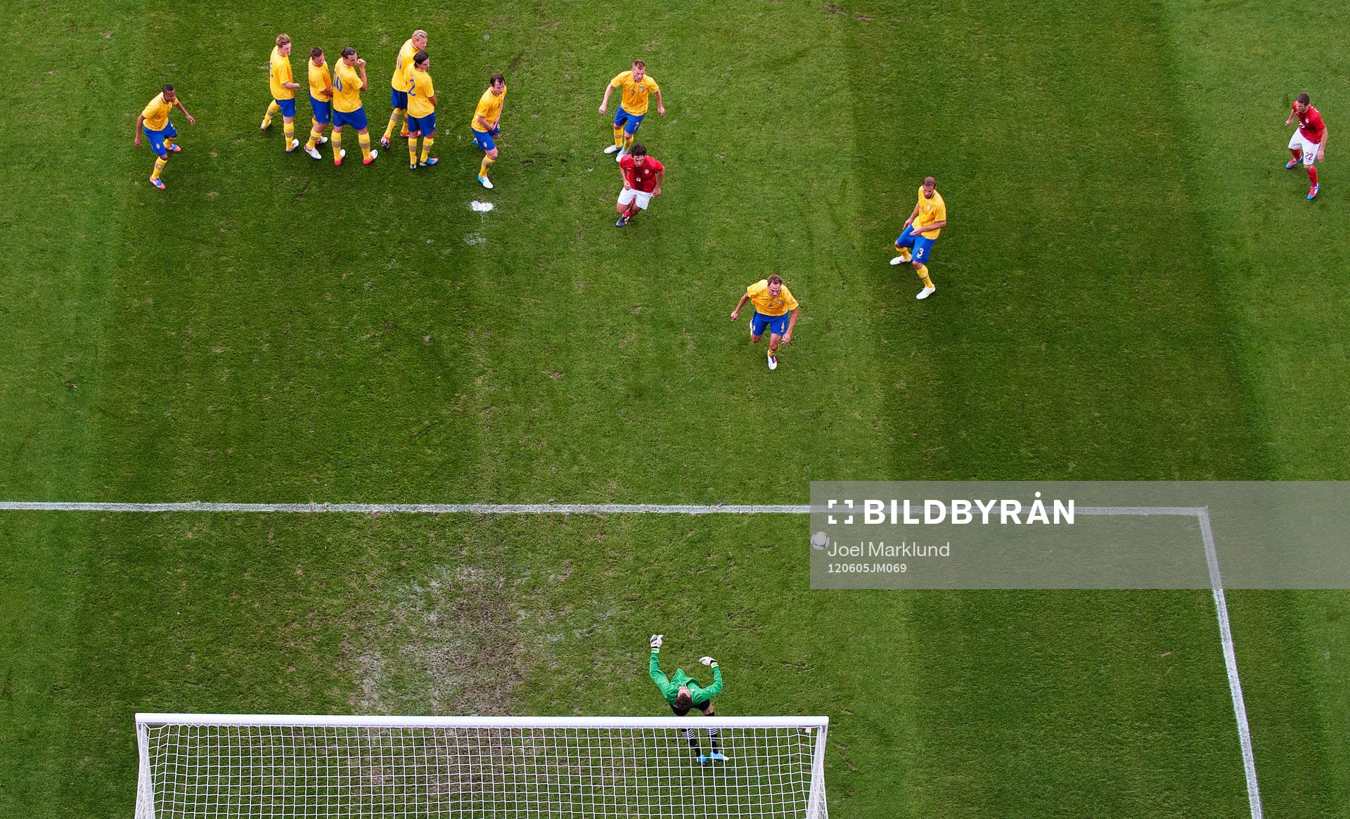 Andreas Isaksson, målvakt, Sverige, träffas i huvudet av