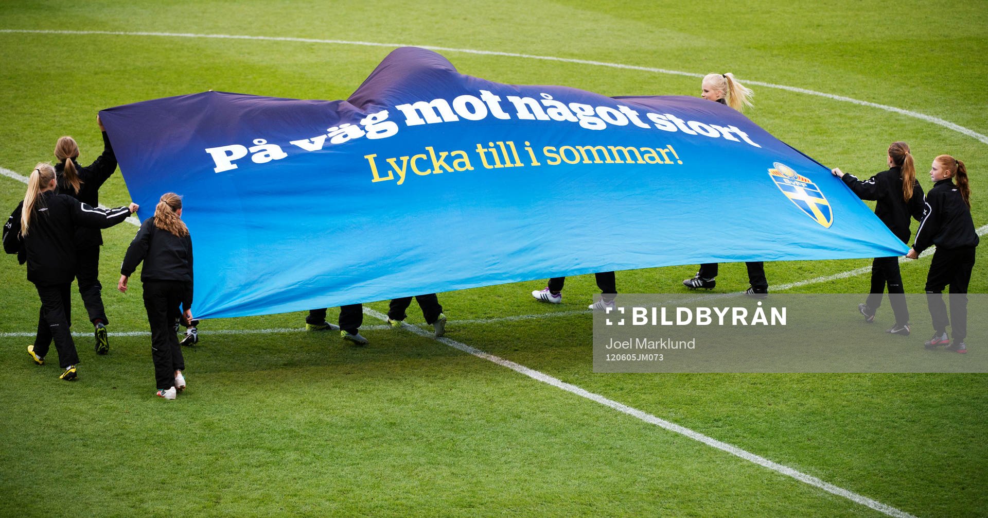 En flagga med texten På väg mot något stort - Lycka